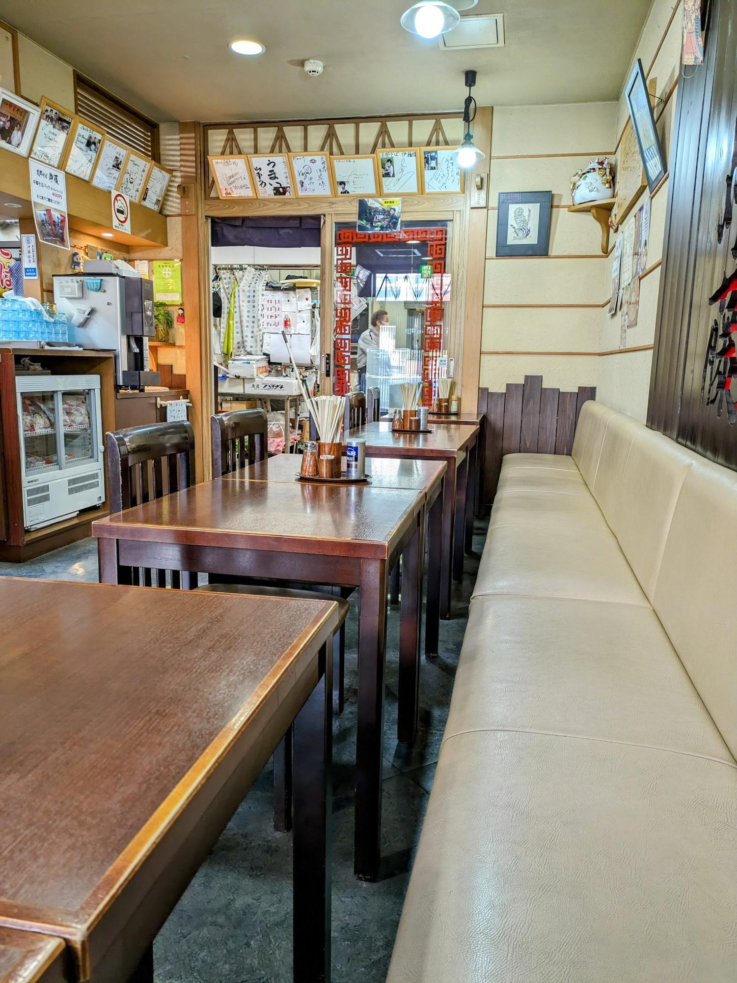親しみを感じる店内