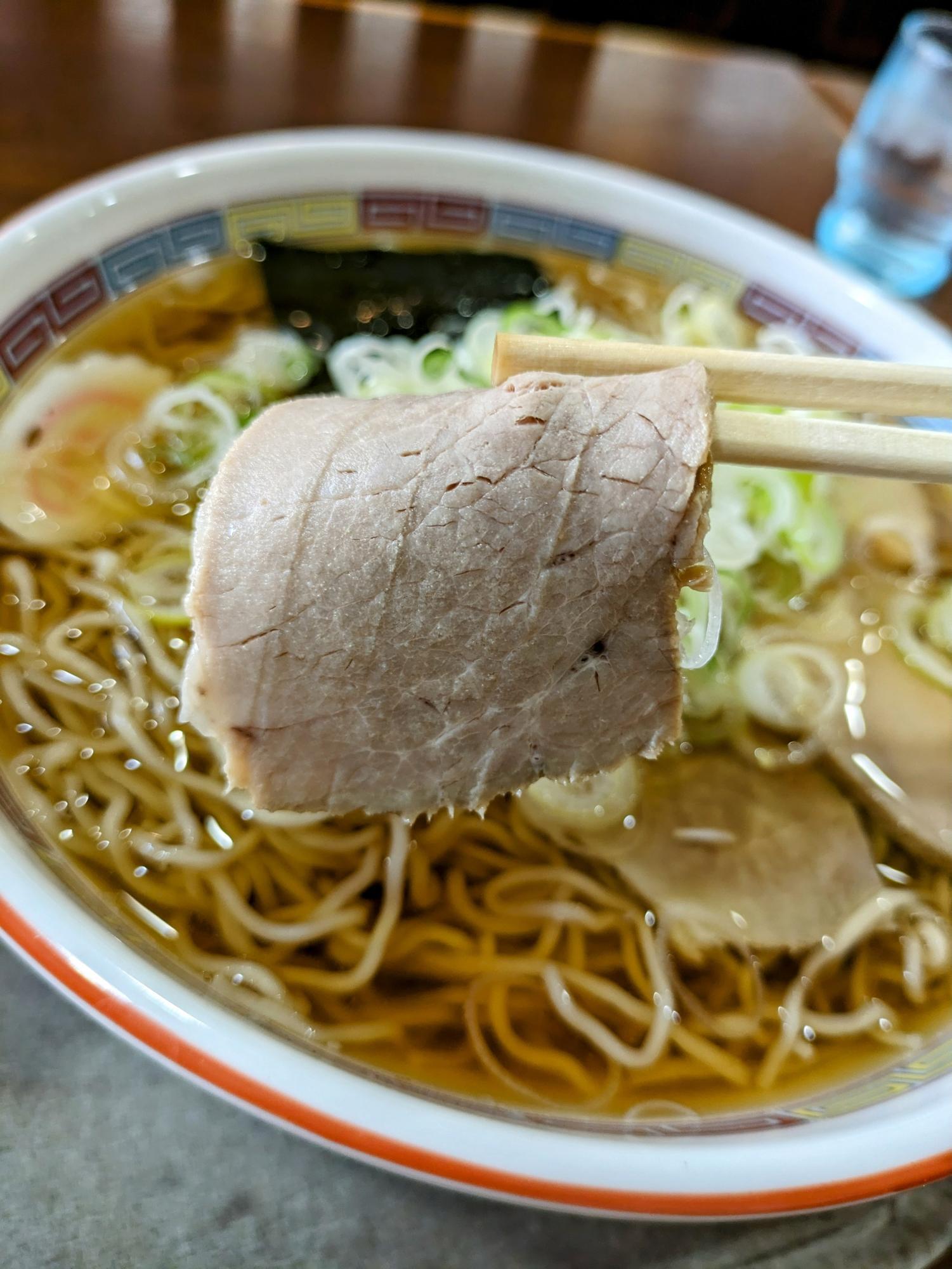 しっかりと歯応えのあるチャーシュー