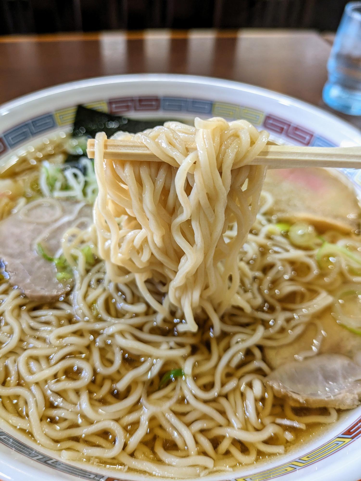 特徴的なちぢれ麺