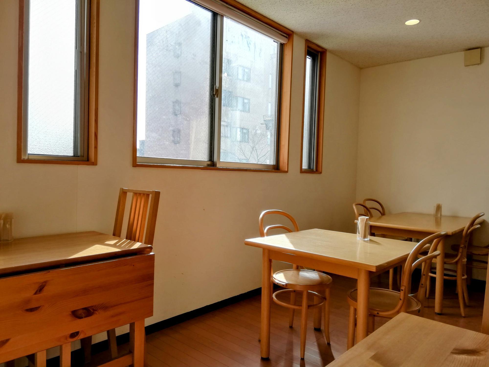 木のぬくもりが感じられるカフェ