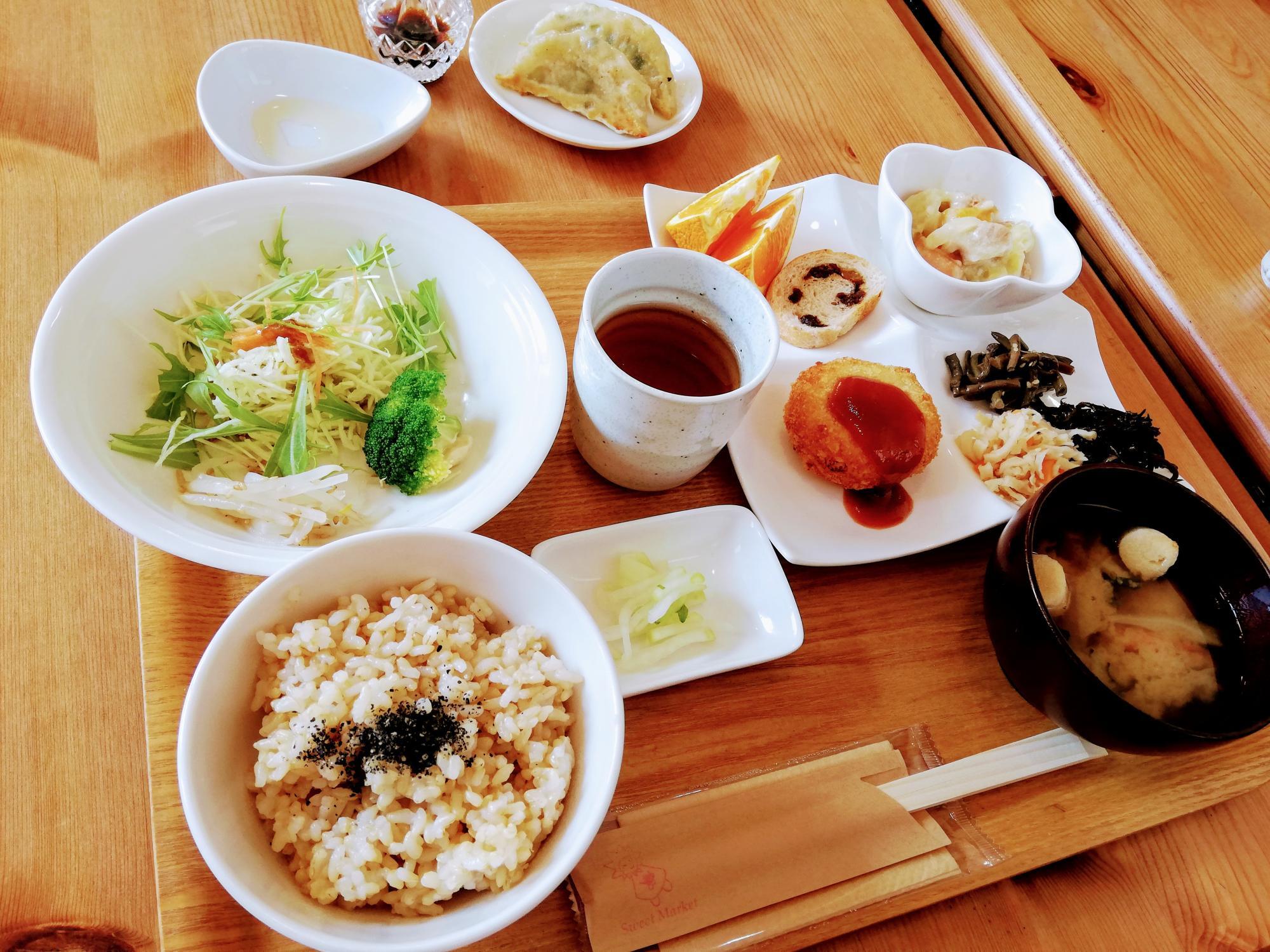 料理が輝いてます