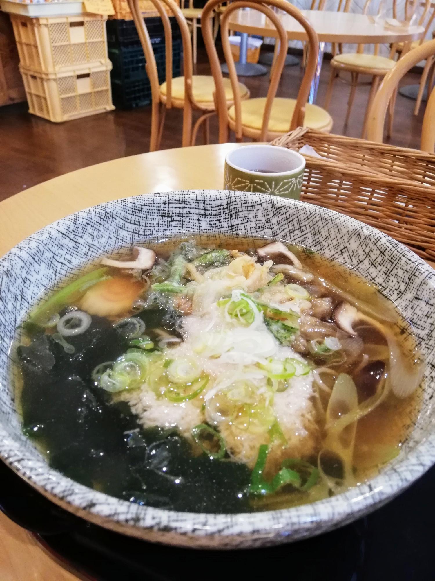 透き通った鶏ガラスープが美しい