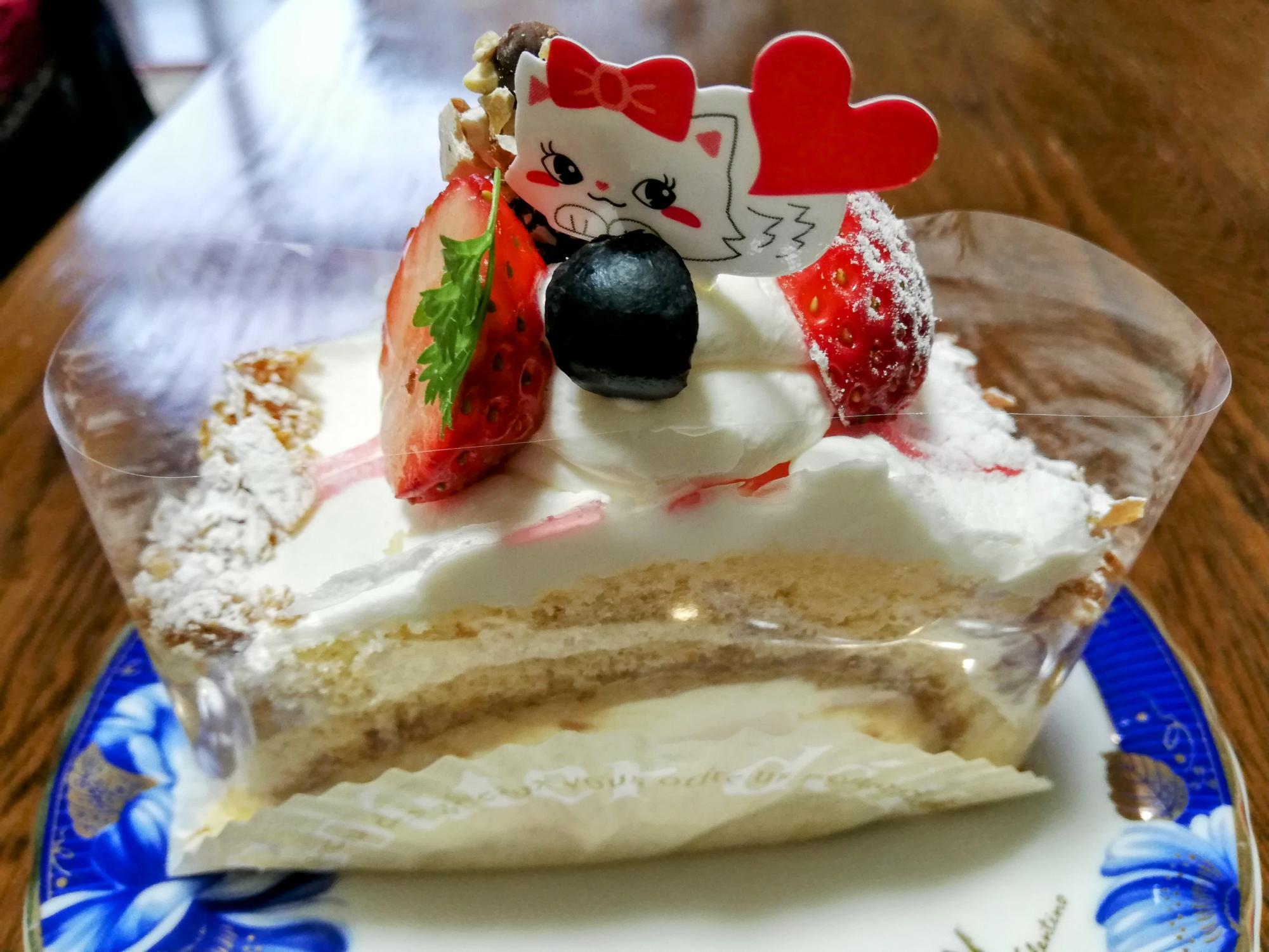 苺とナッツのロールケーキ