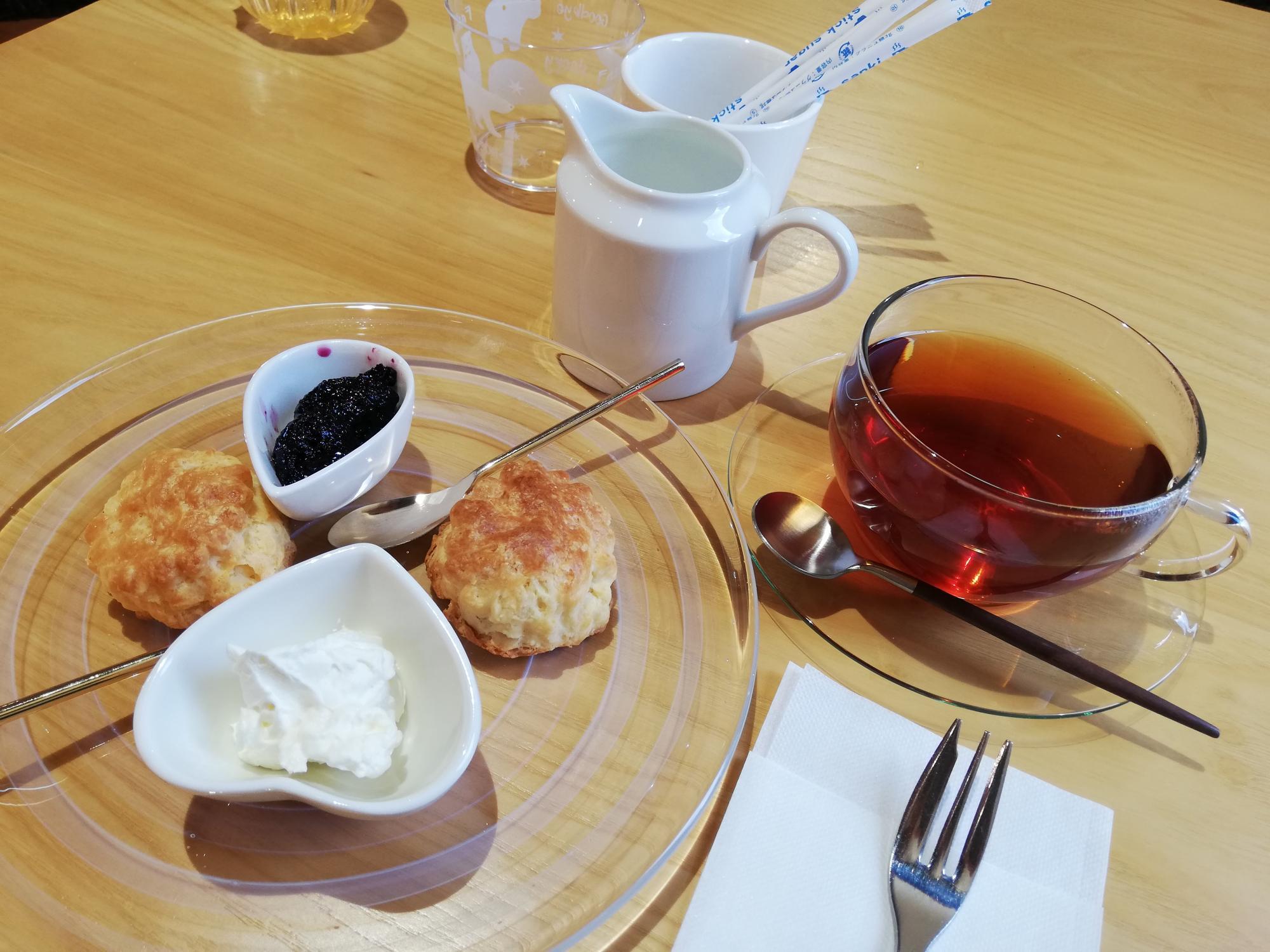 紅茶とスコーン