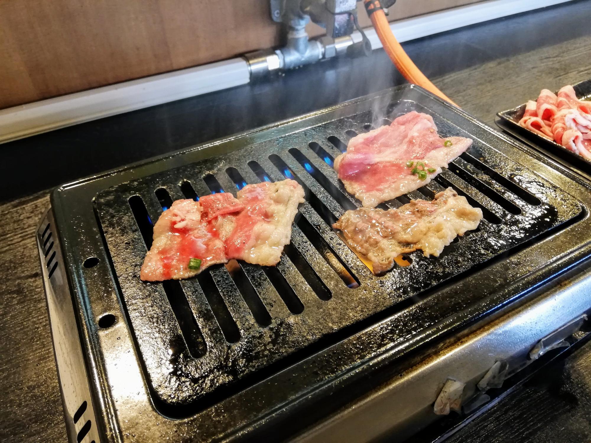 どんどん焼けていくカルビたち