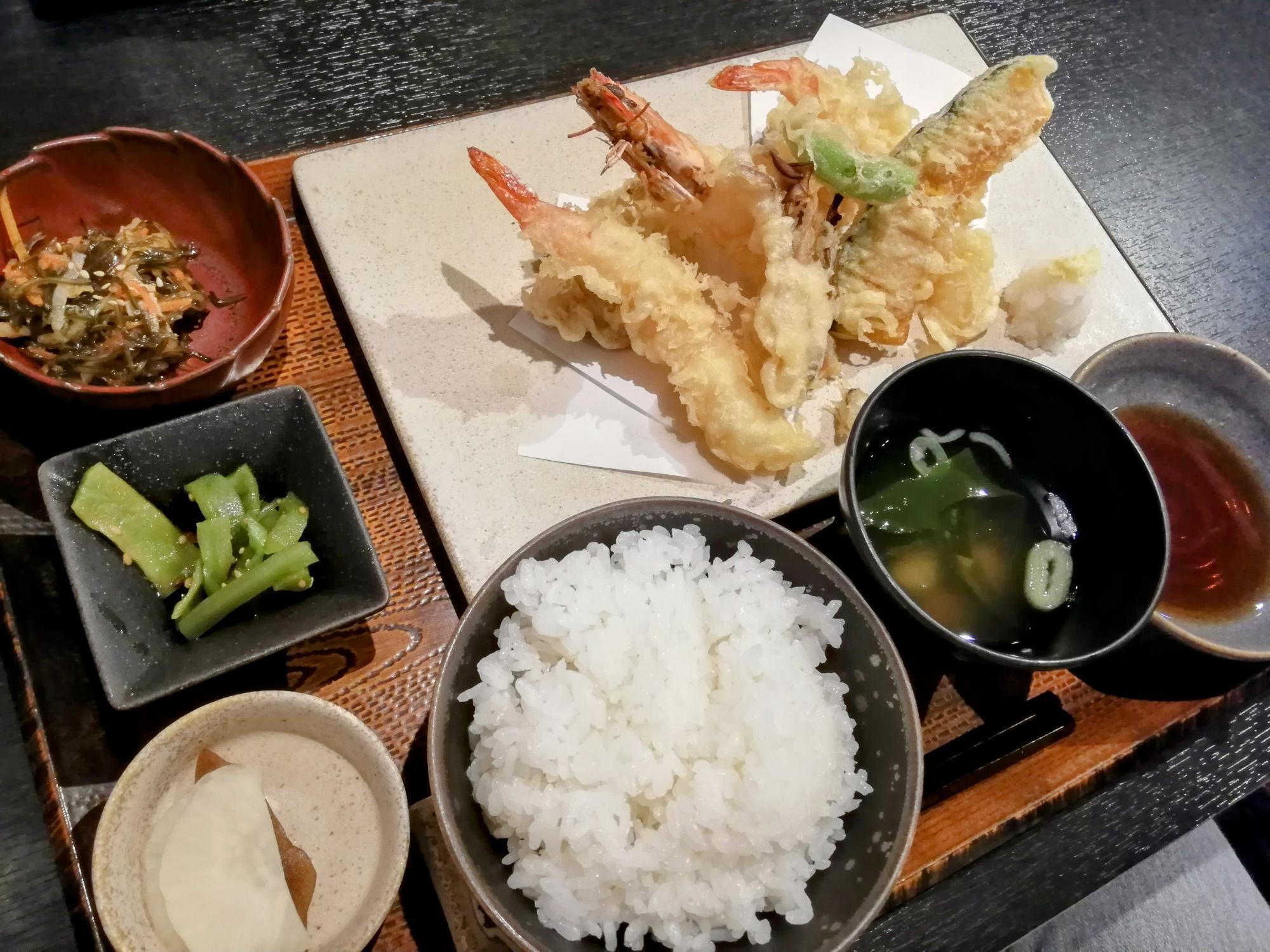 見惚れるくらい美しい定食