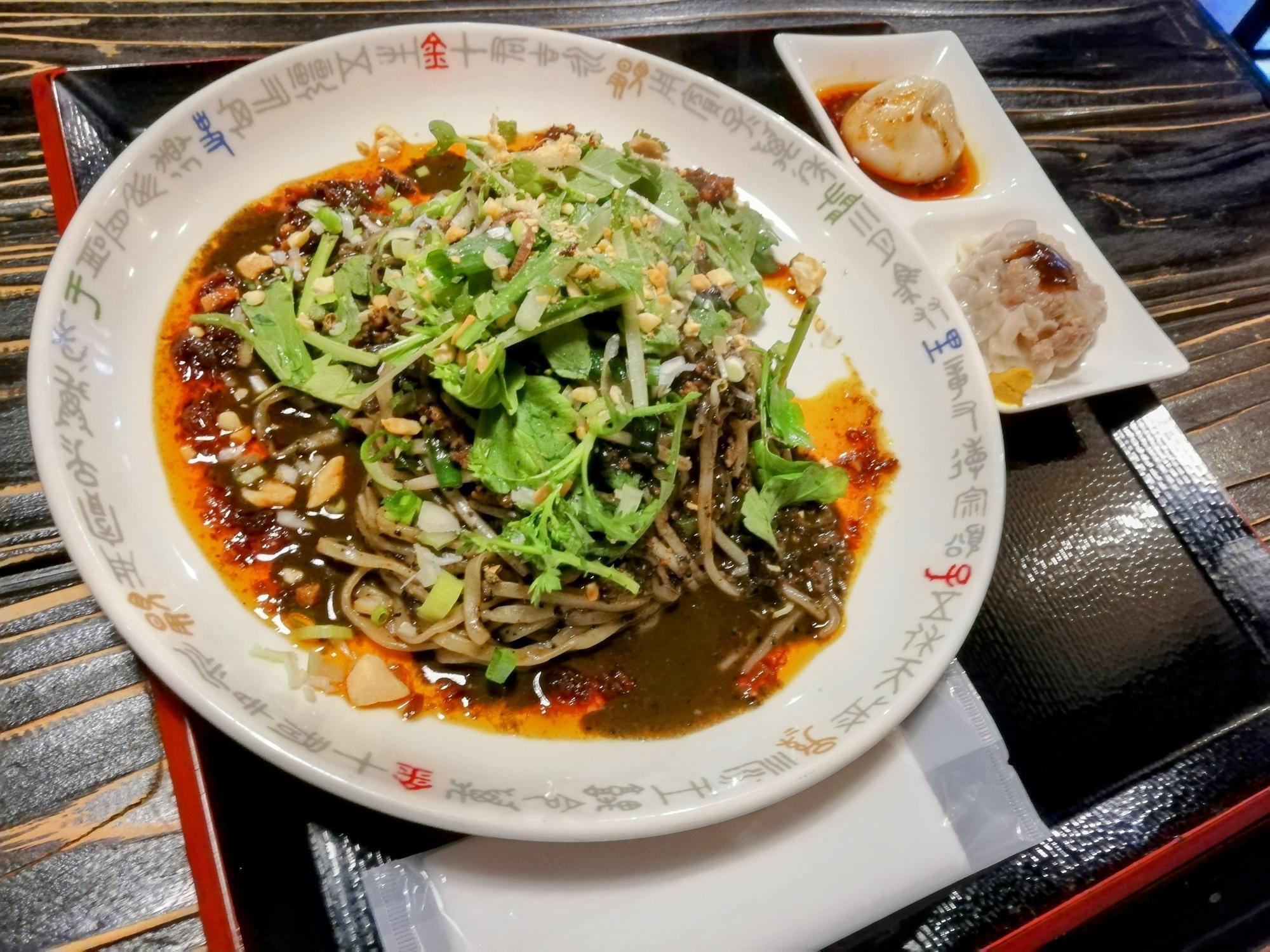 具沢山の汁なし担々麺