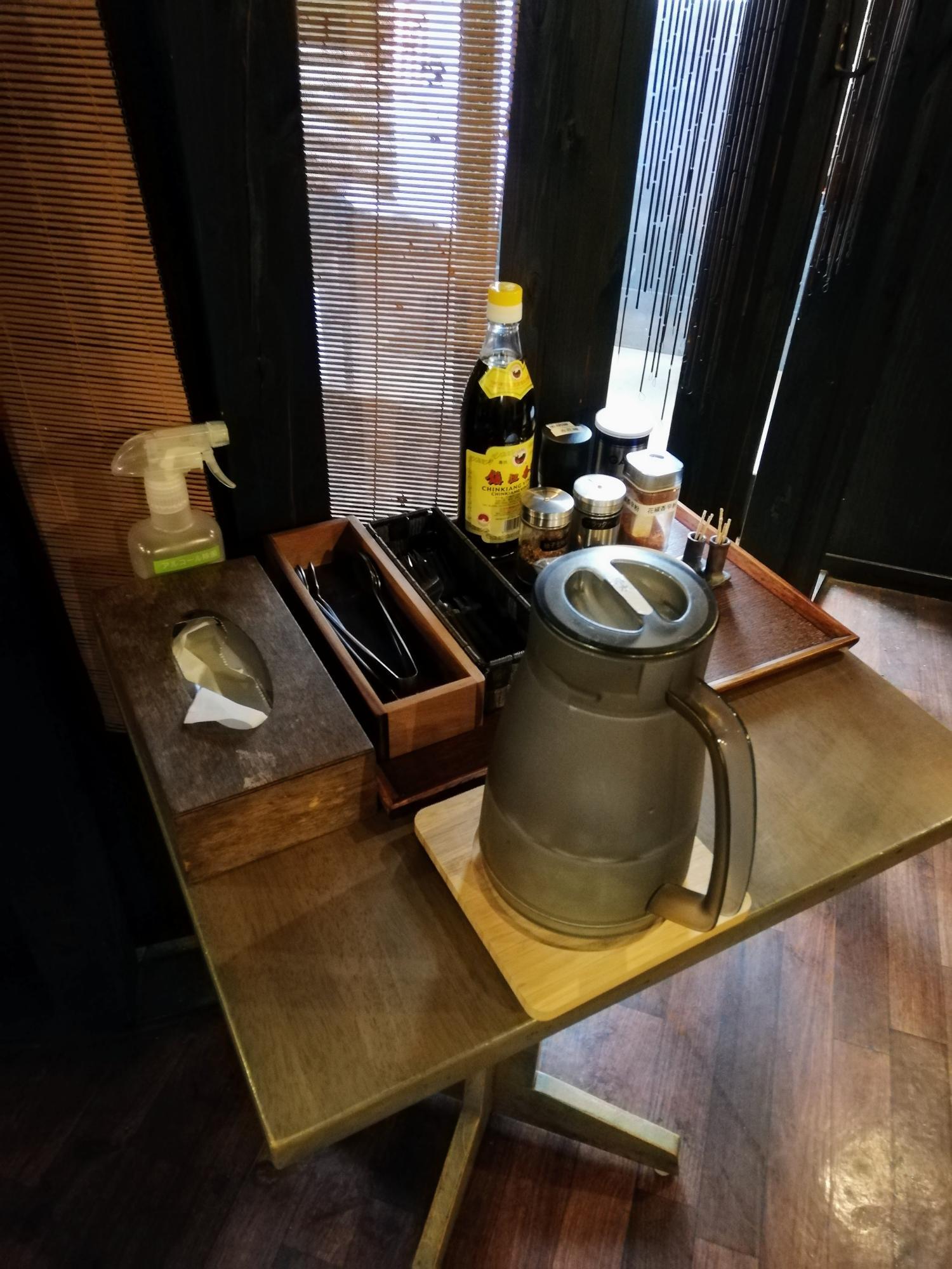 お水、調味料や箸