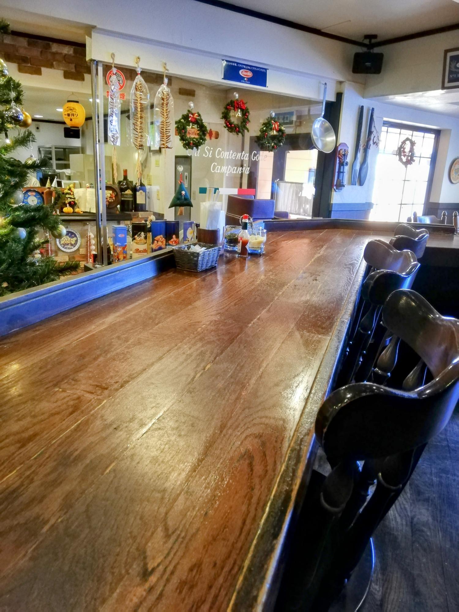 クリスマスの装飾で華やかな店内