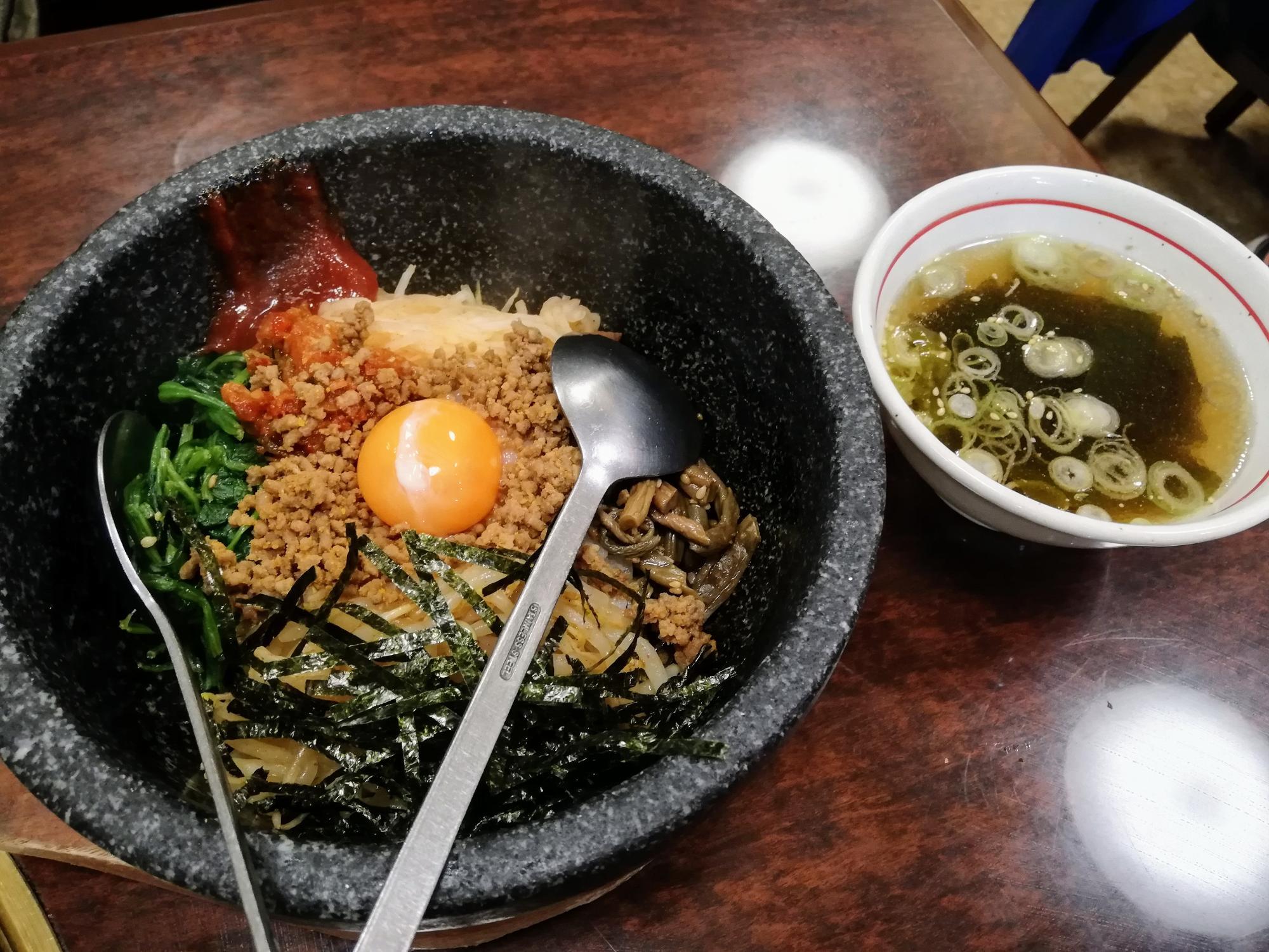 美味しそうな石焼ビビンバ