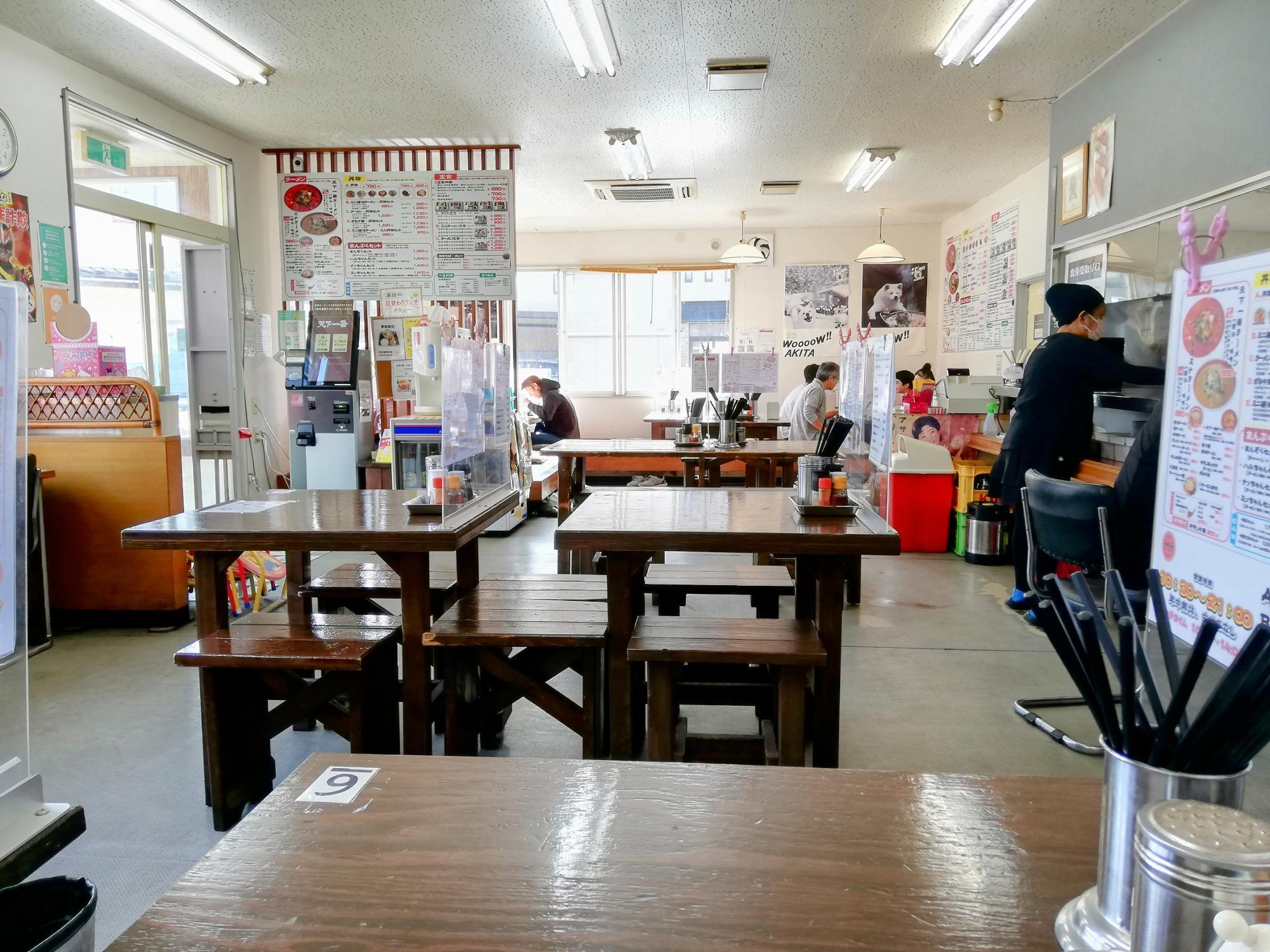 味がある店内の様子