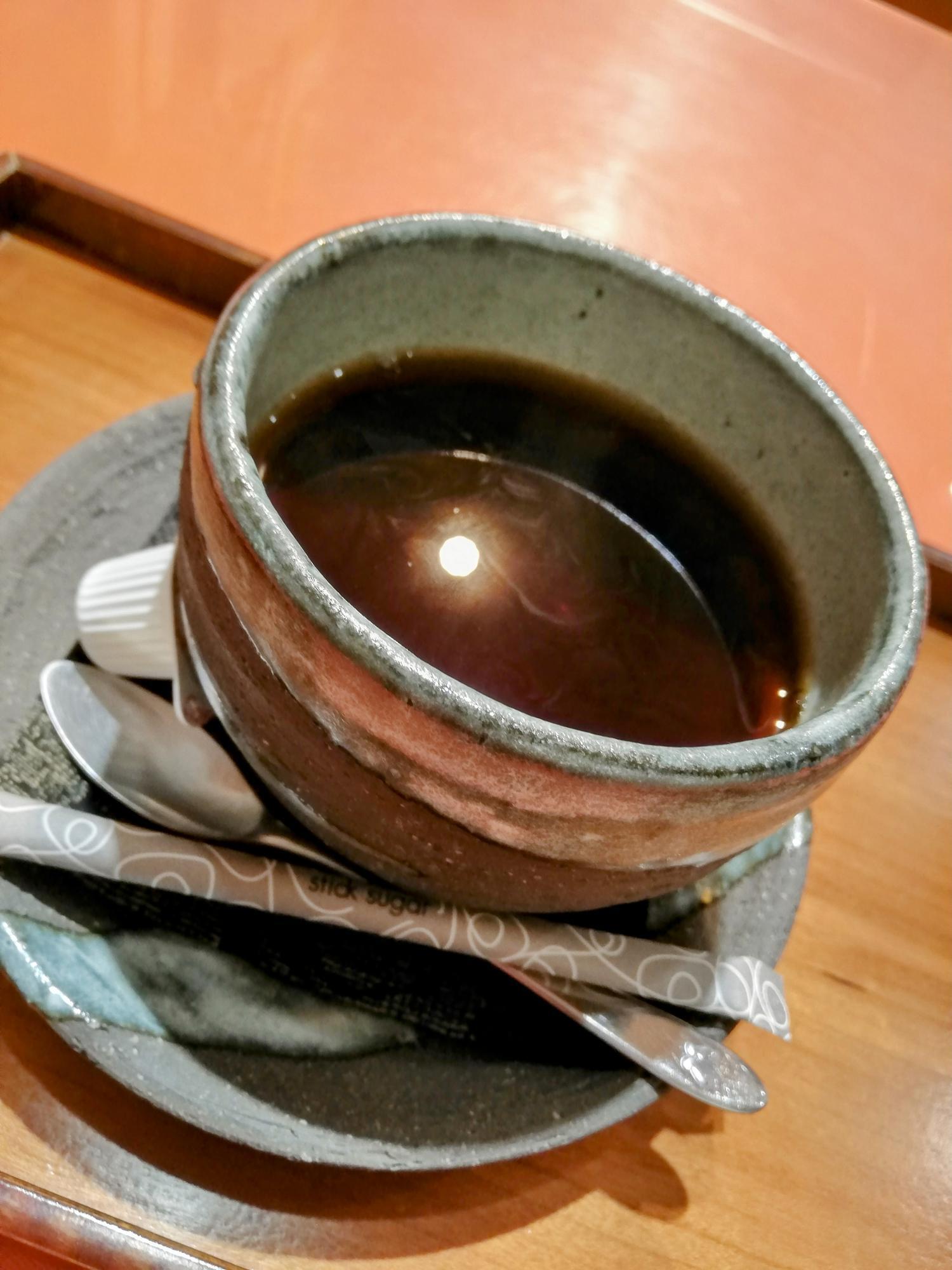 食器も趣があって良き