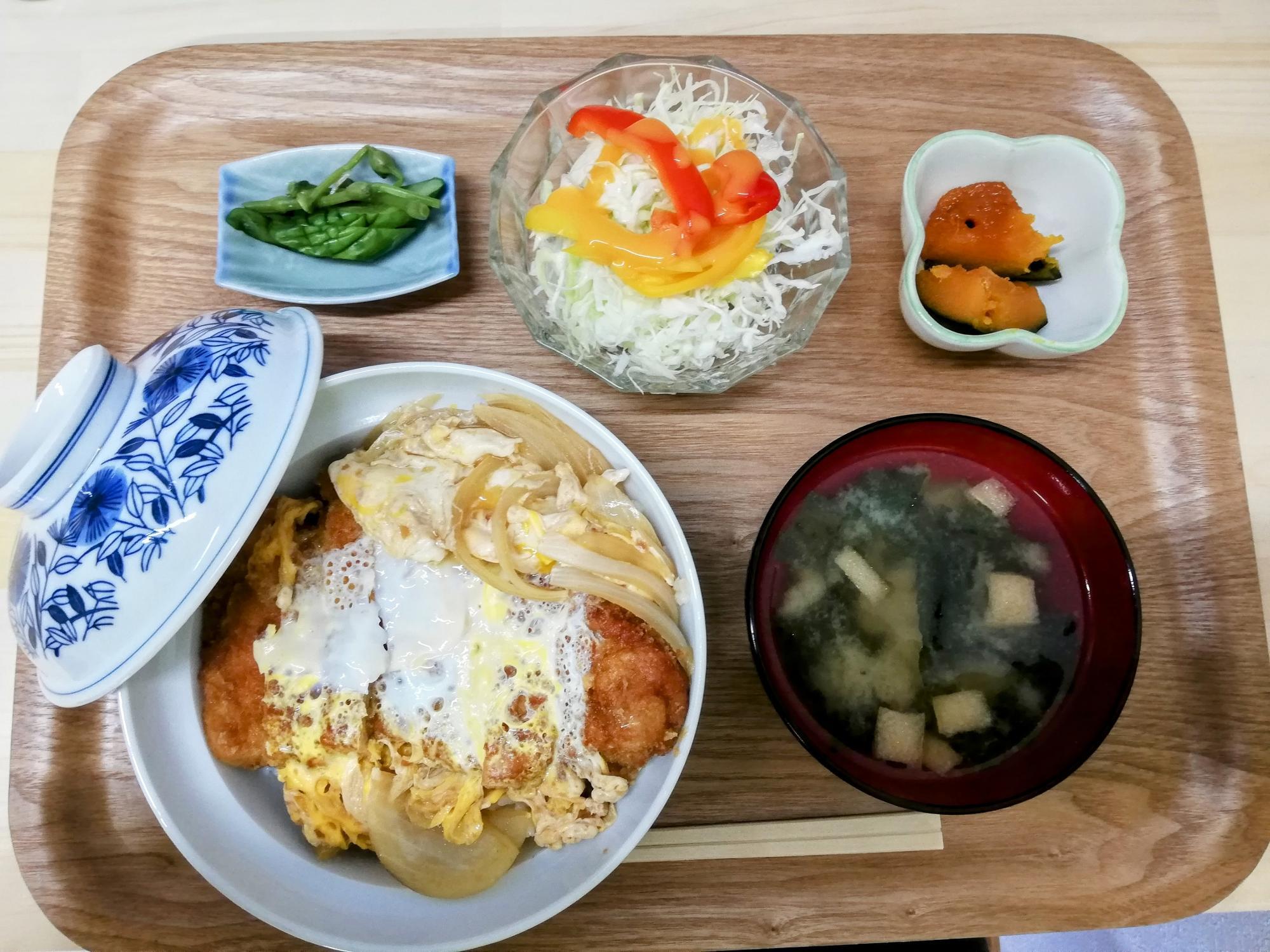 食堂のカツ丼！って感じです