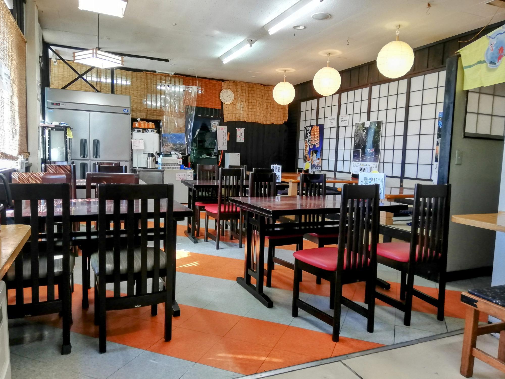 昭和感溢れる店内