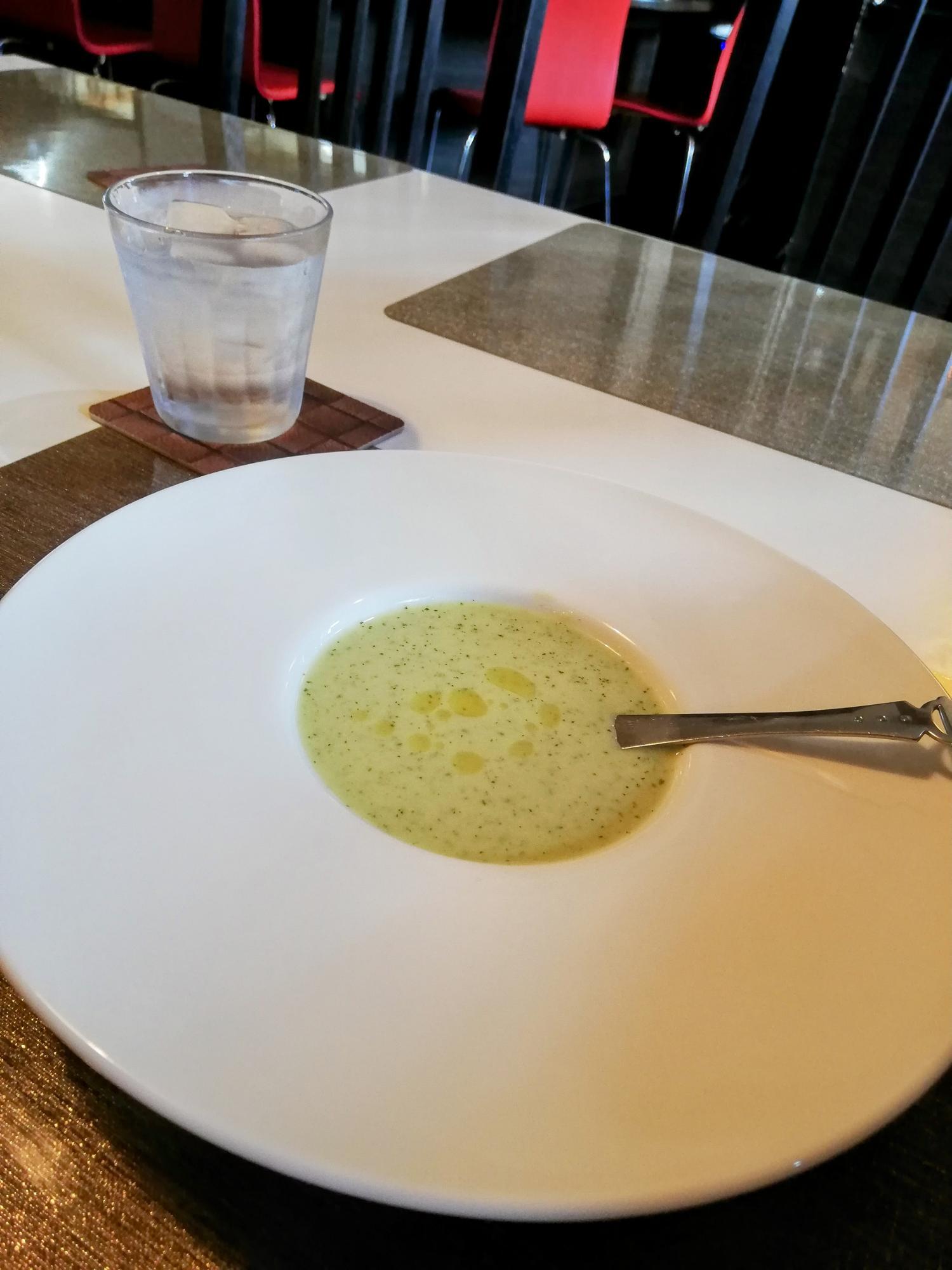 先ずは冷製スープ
