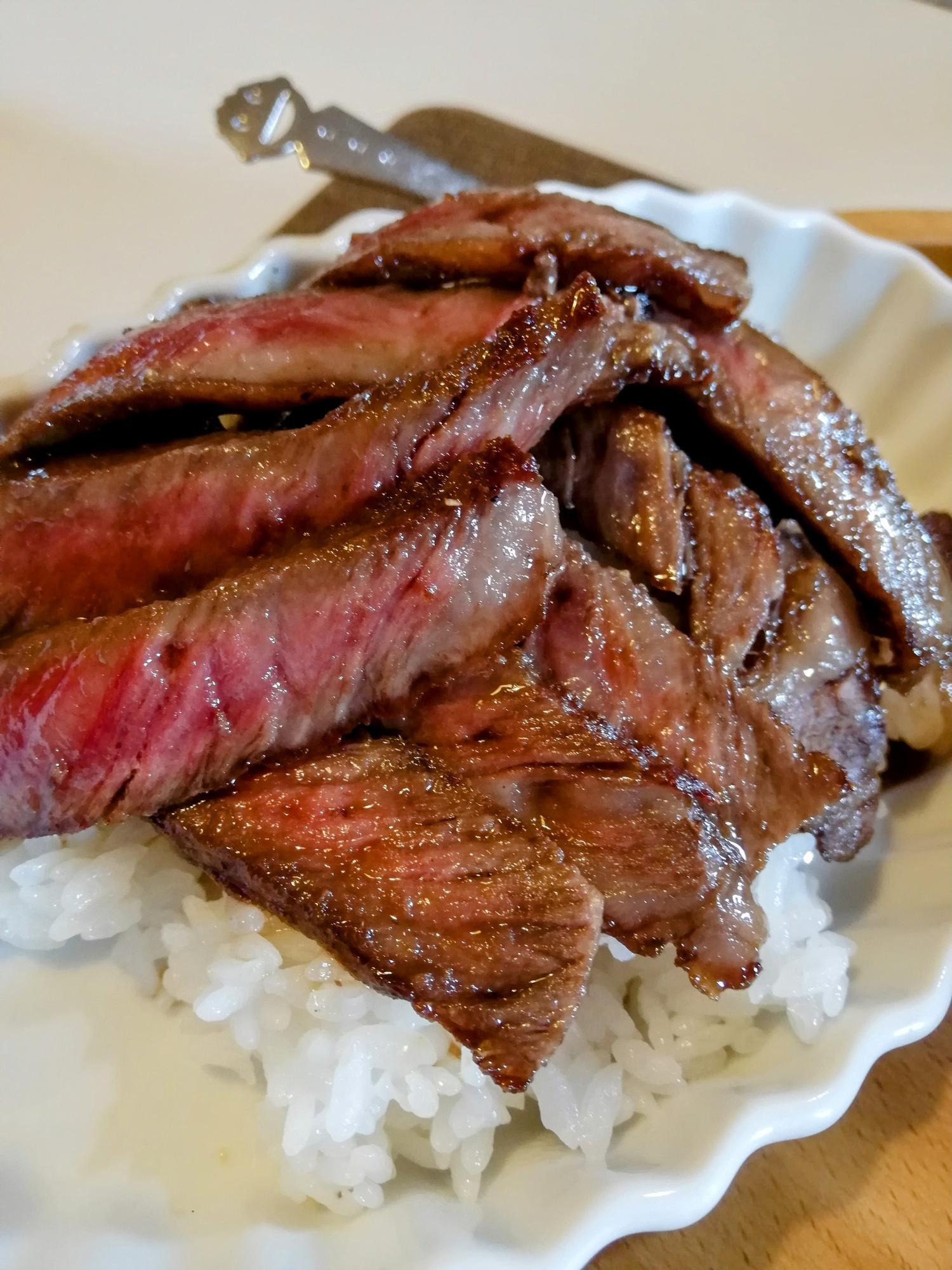 メインのステーキ丼