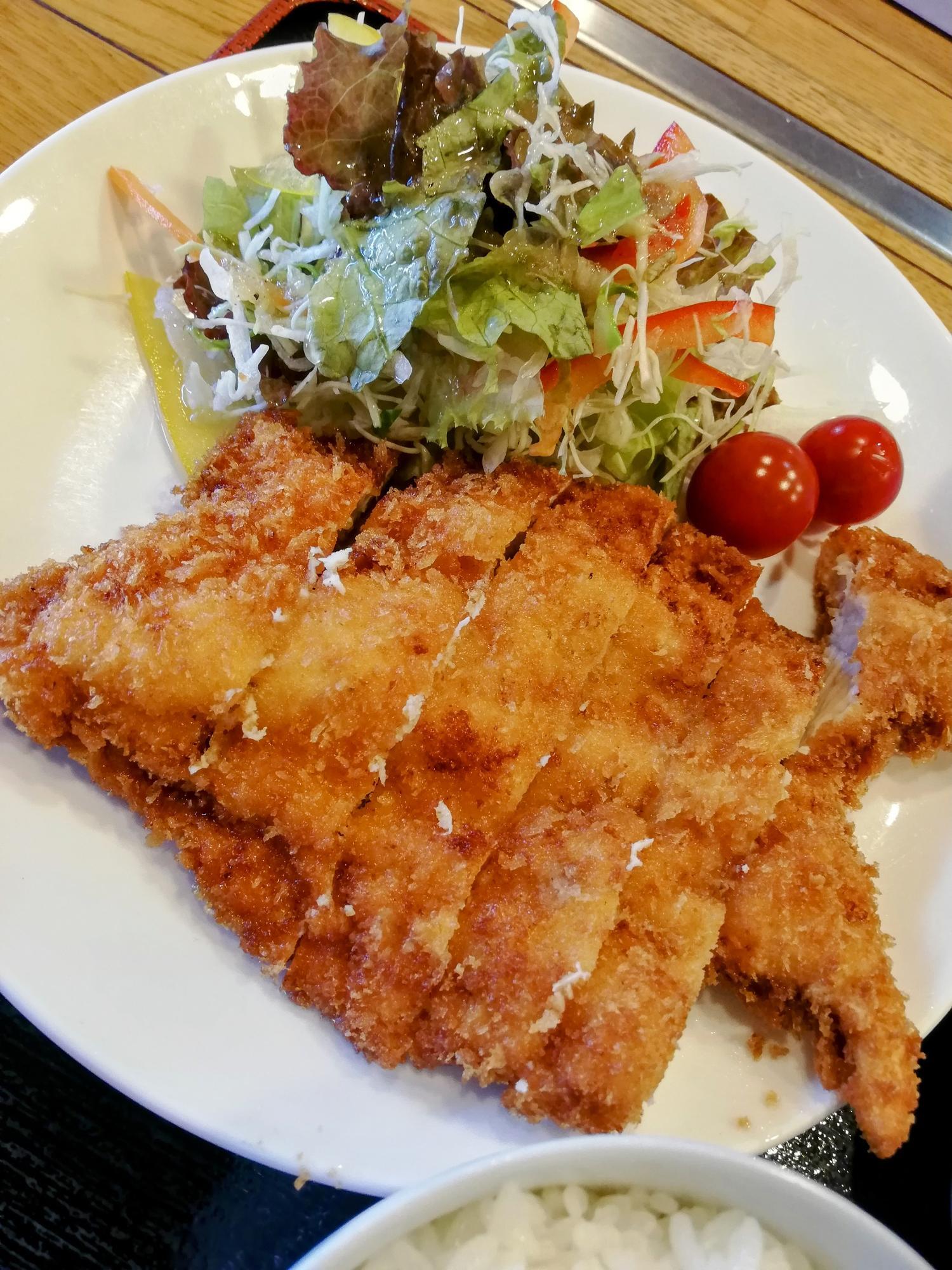 揚げたてのチキンカツ