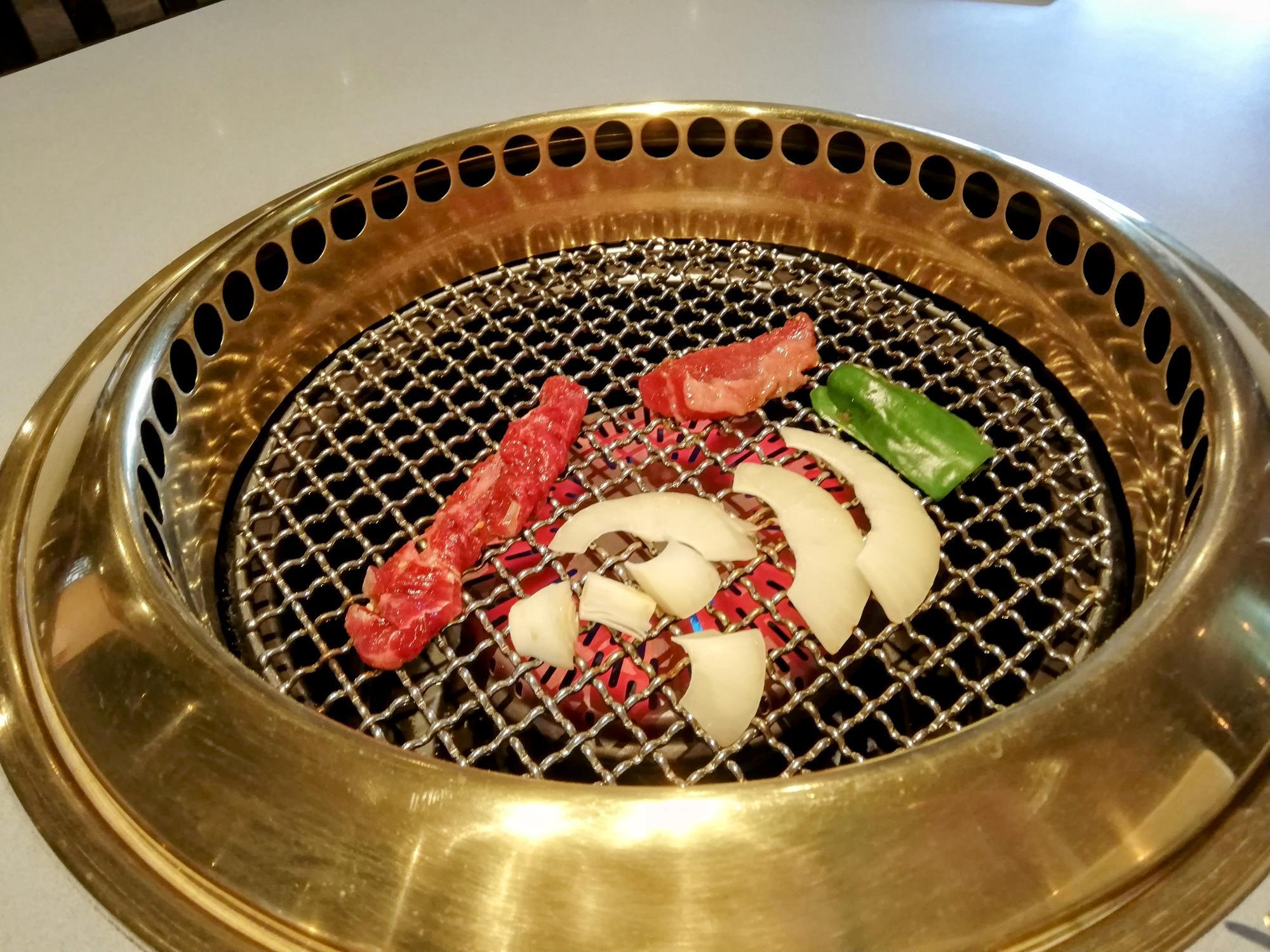 野菜と一緒に焼いていきます