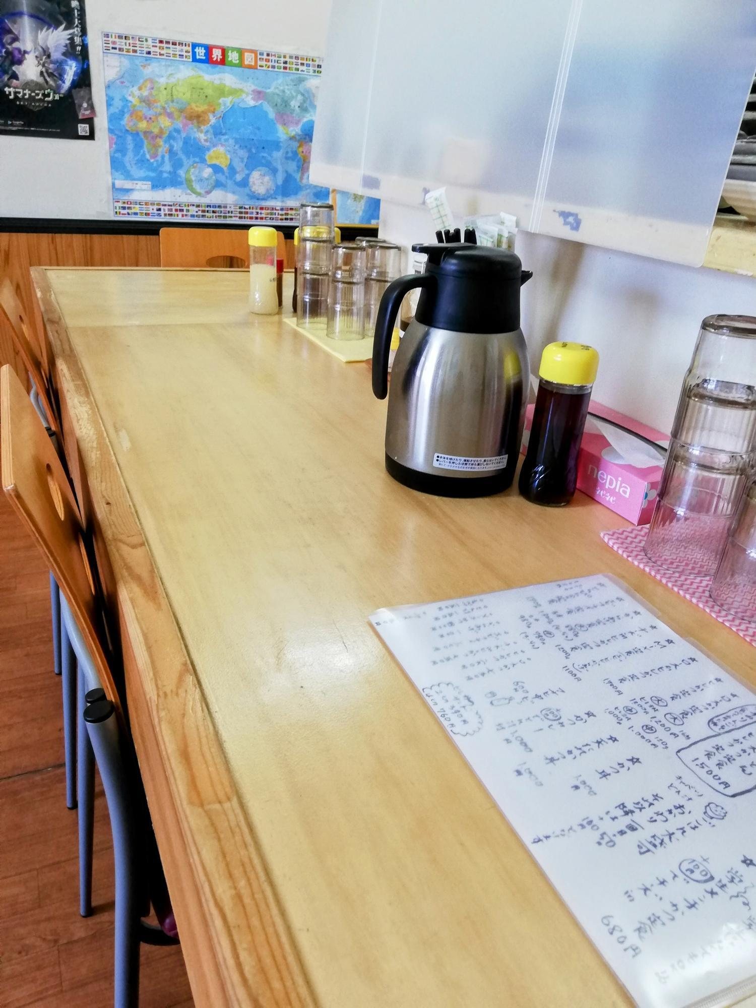 小綺麗なカウンター席