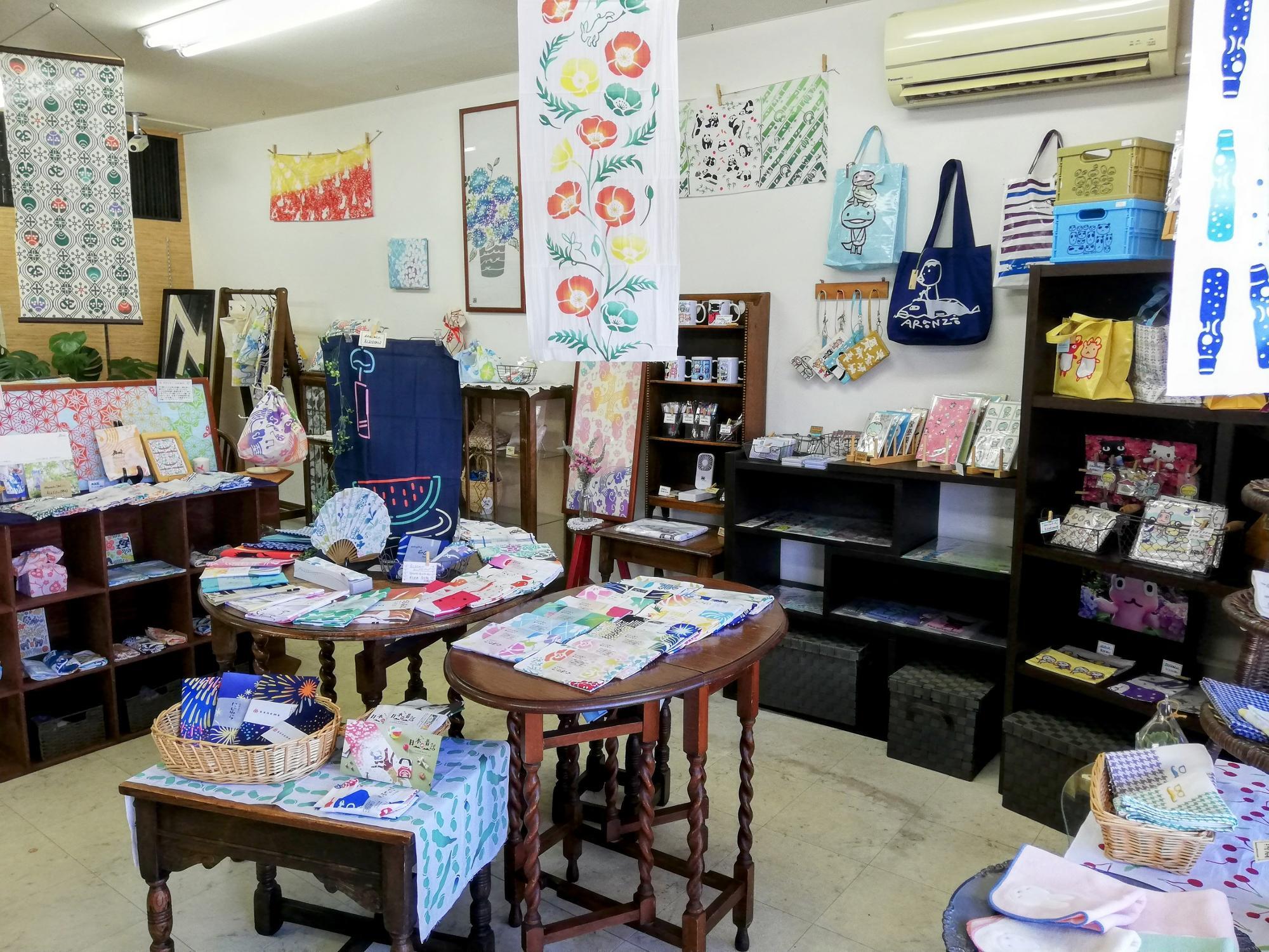 目を奪われる店内