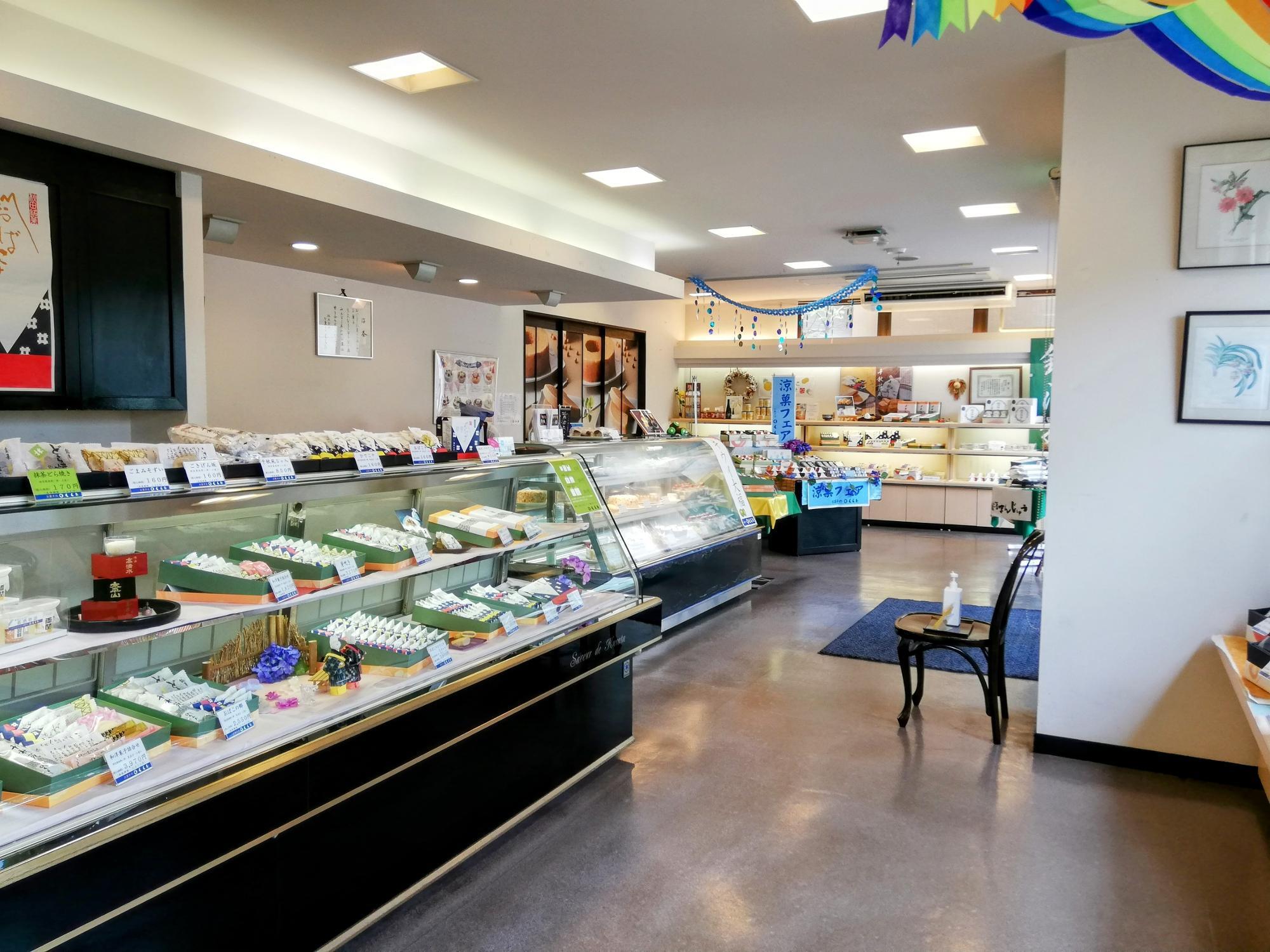 整然としている店内