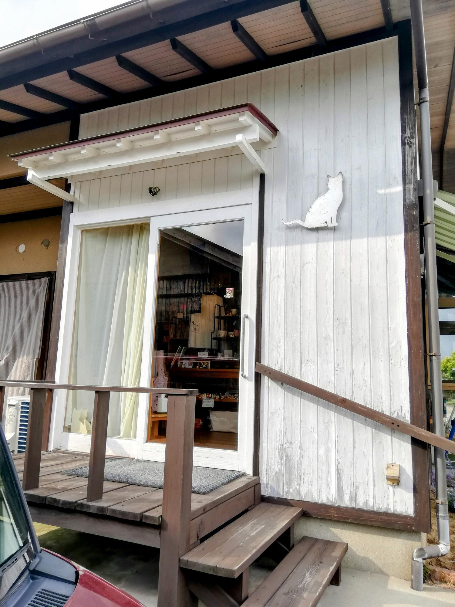 シンプルな入り口が可愛い