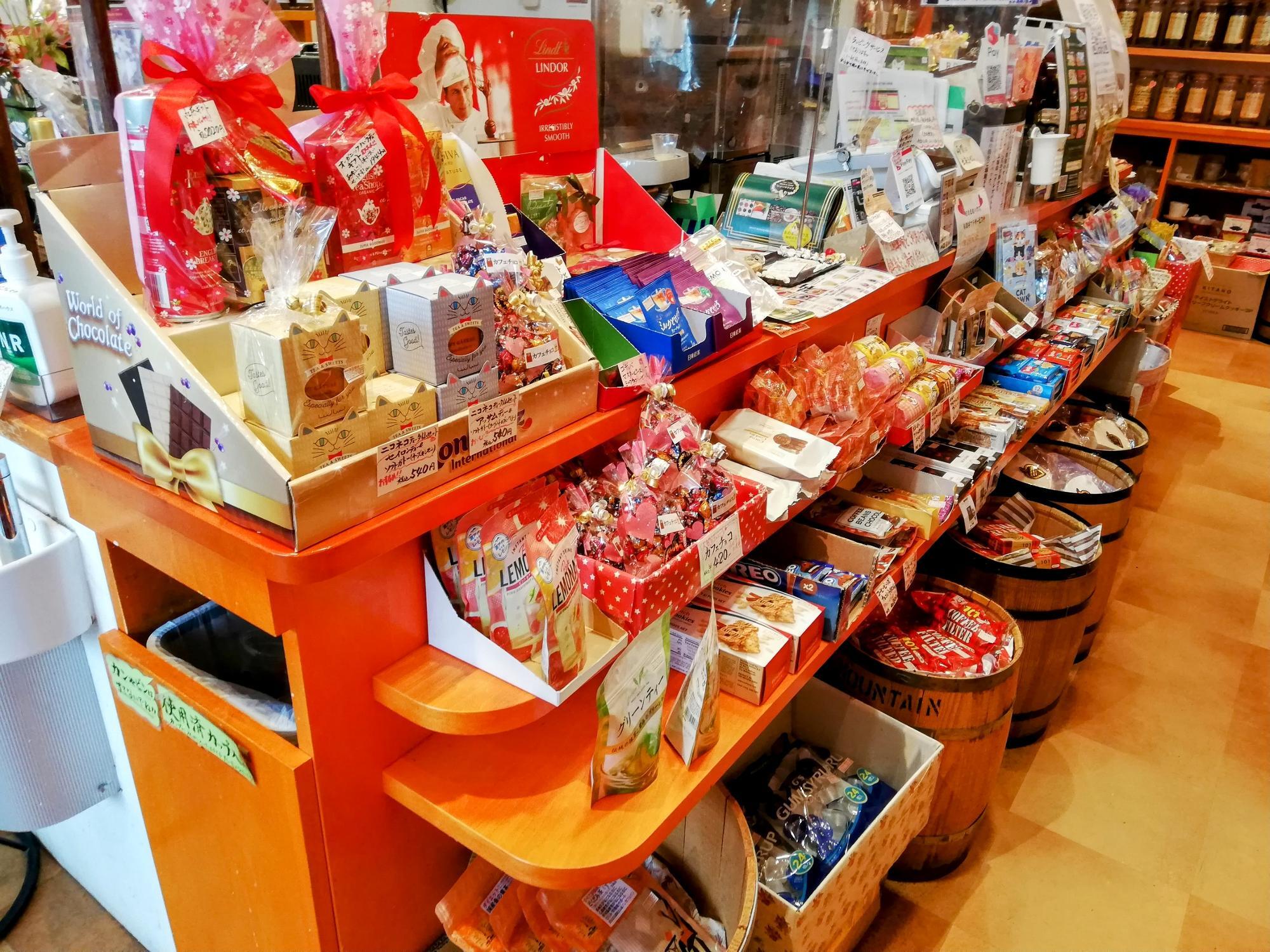 鮮やかな店内