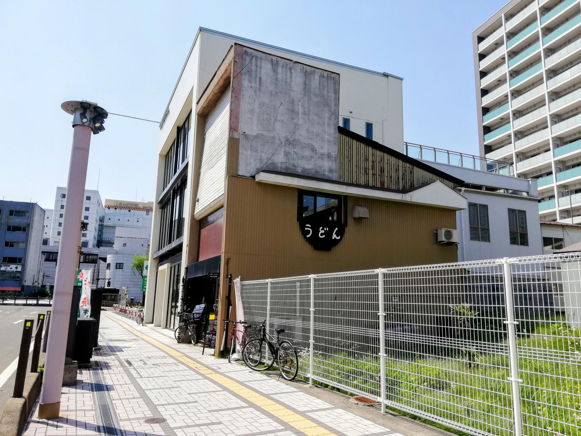 お店の壁に「うどん」の文字が