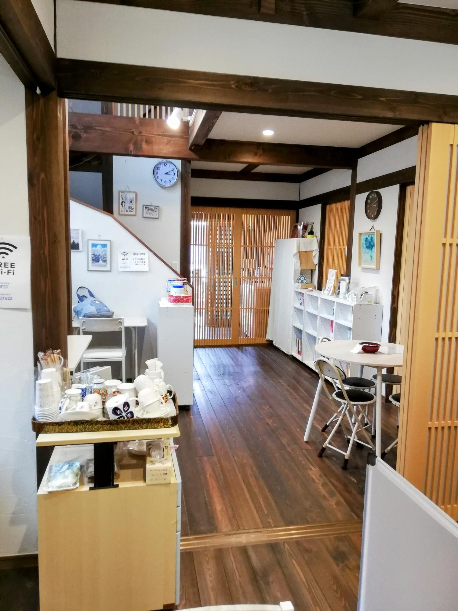 木目調のあたたかみを感じる店内