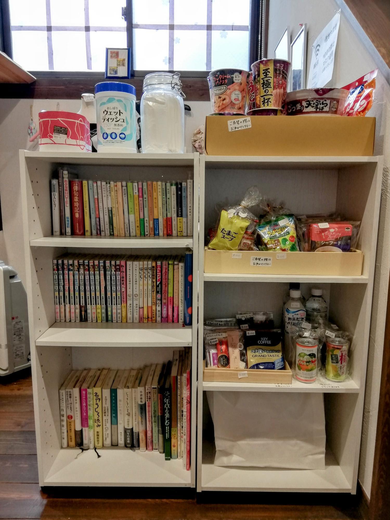 ↑カップ麺や菓子類もあります
