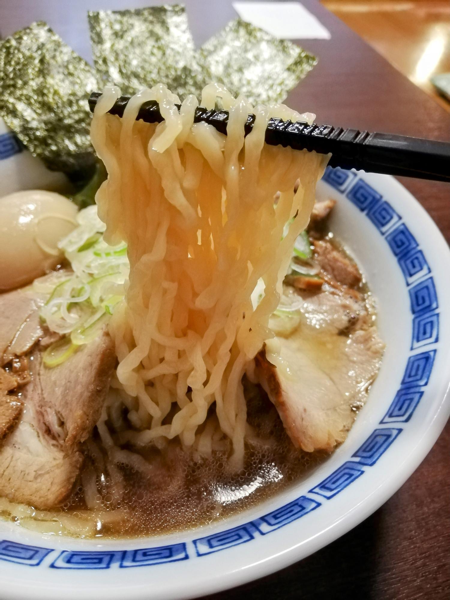 ちぢれ麺が特徴的