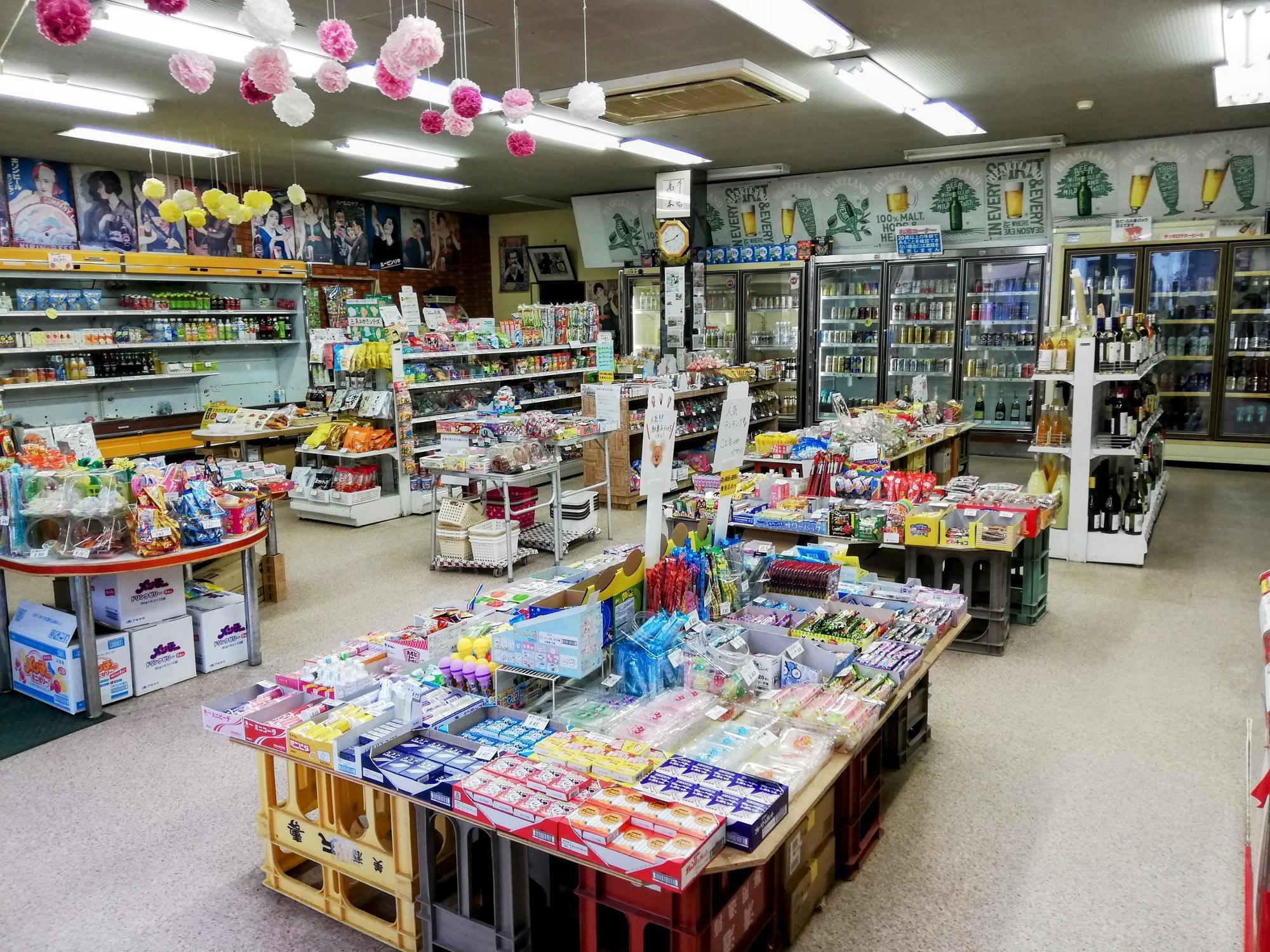 これはりっぱな駄菓子屋さんですね