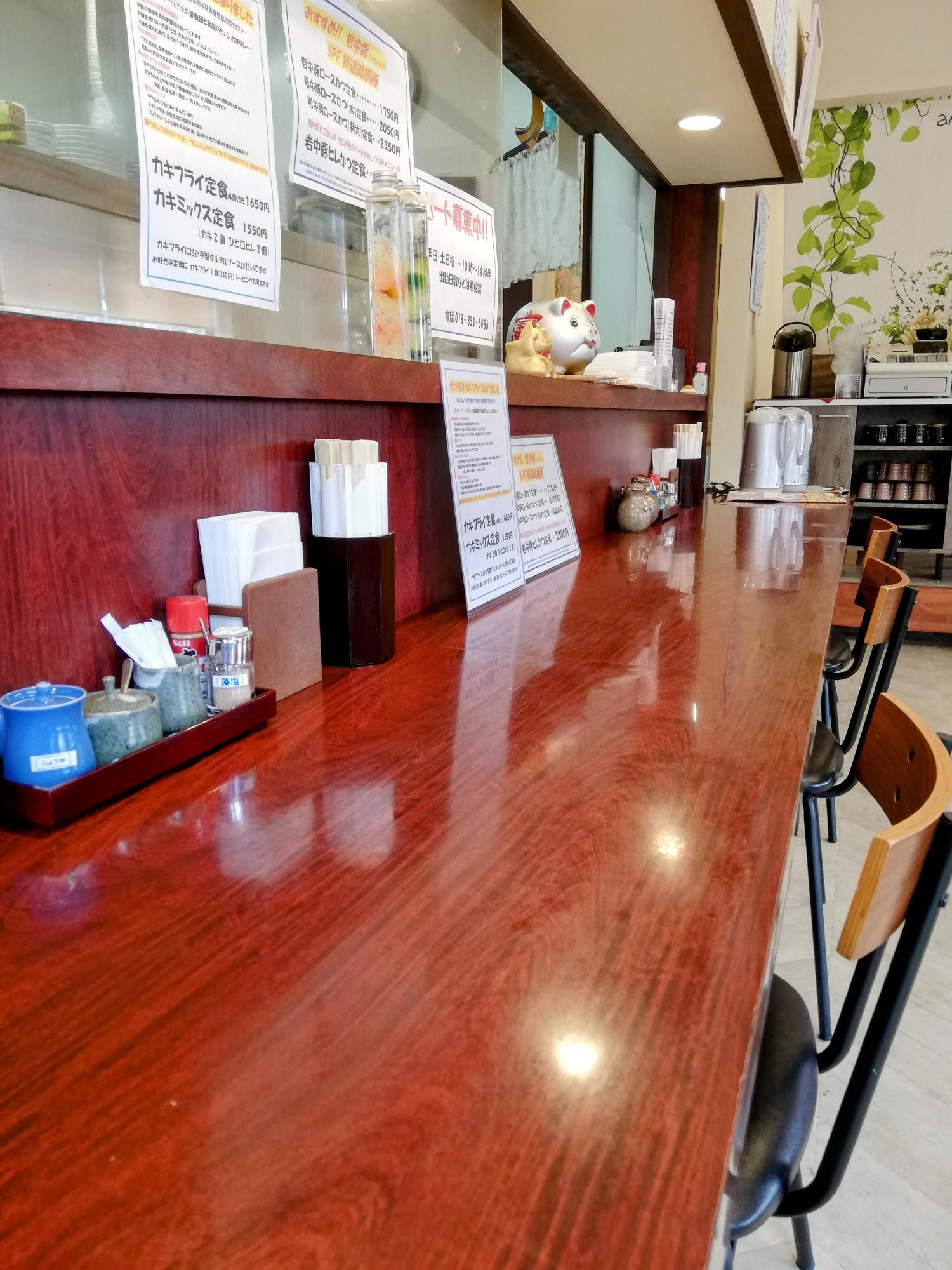 綺麗な光沢を放っているカウンター