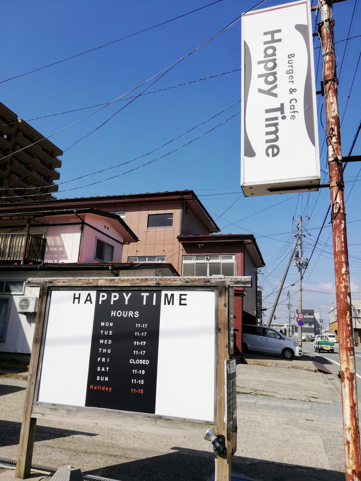 爽やかな青空の下でお店の看板が目立ちます