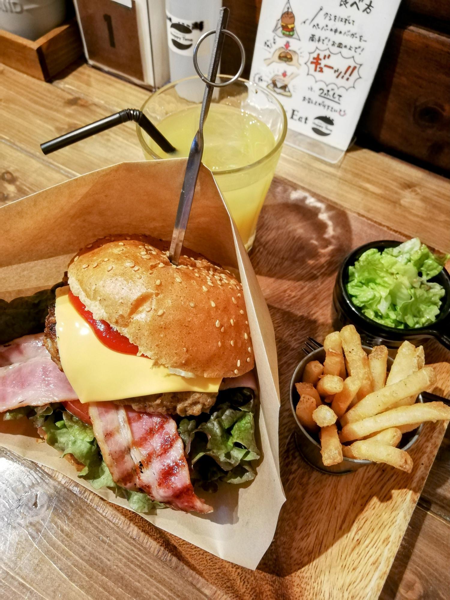 ポテトとサラダが小さく見える(笑)