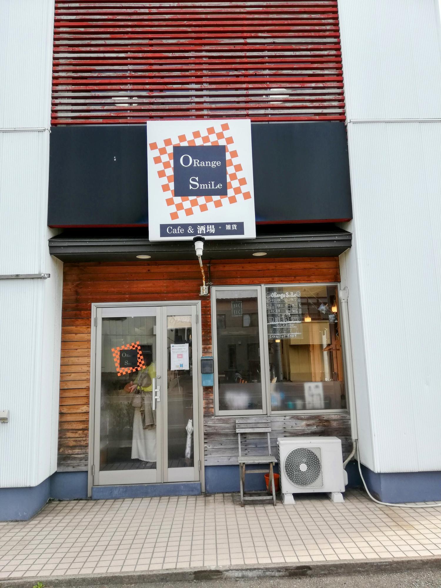 道路沿いにあるお洒落カフェ