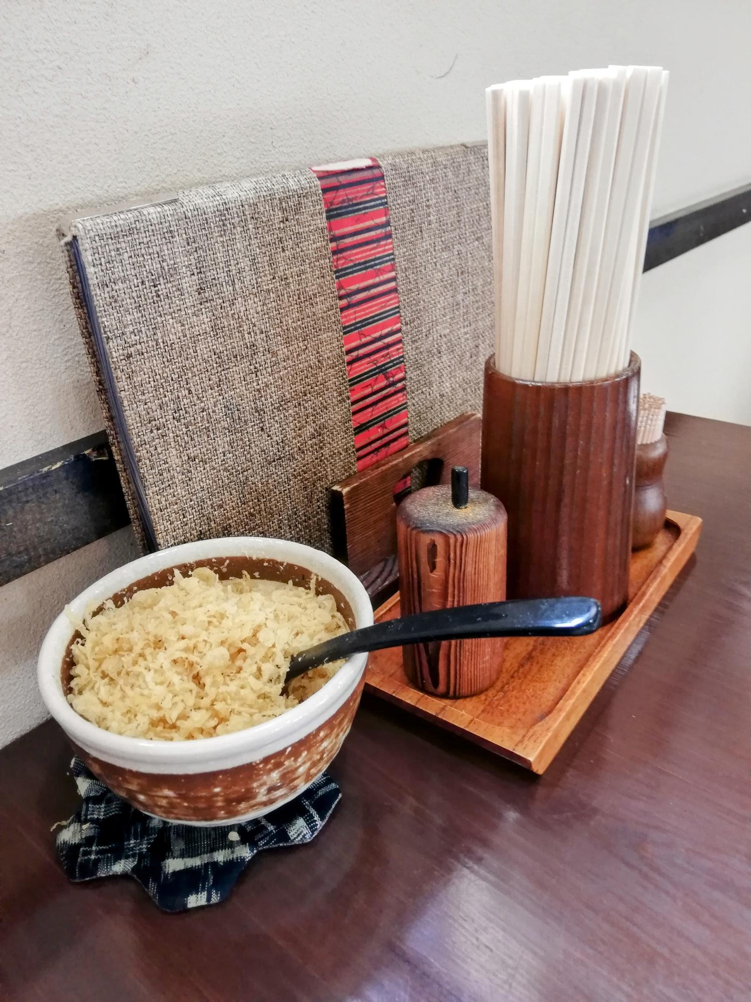 卓上には天かすも