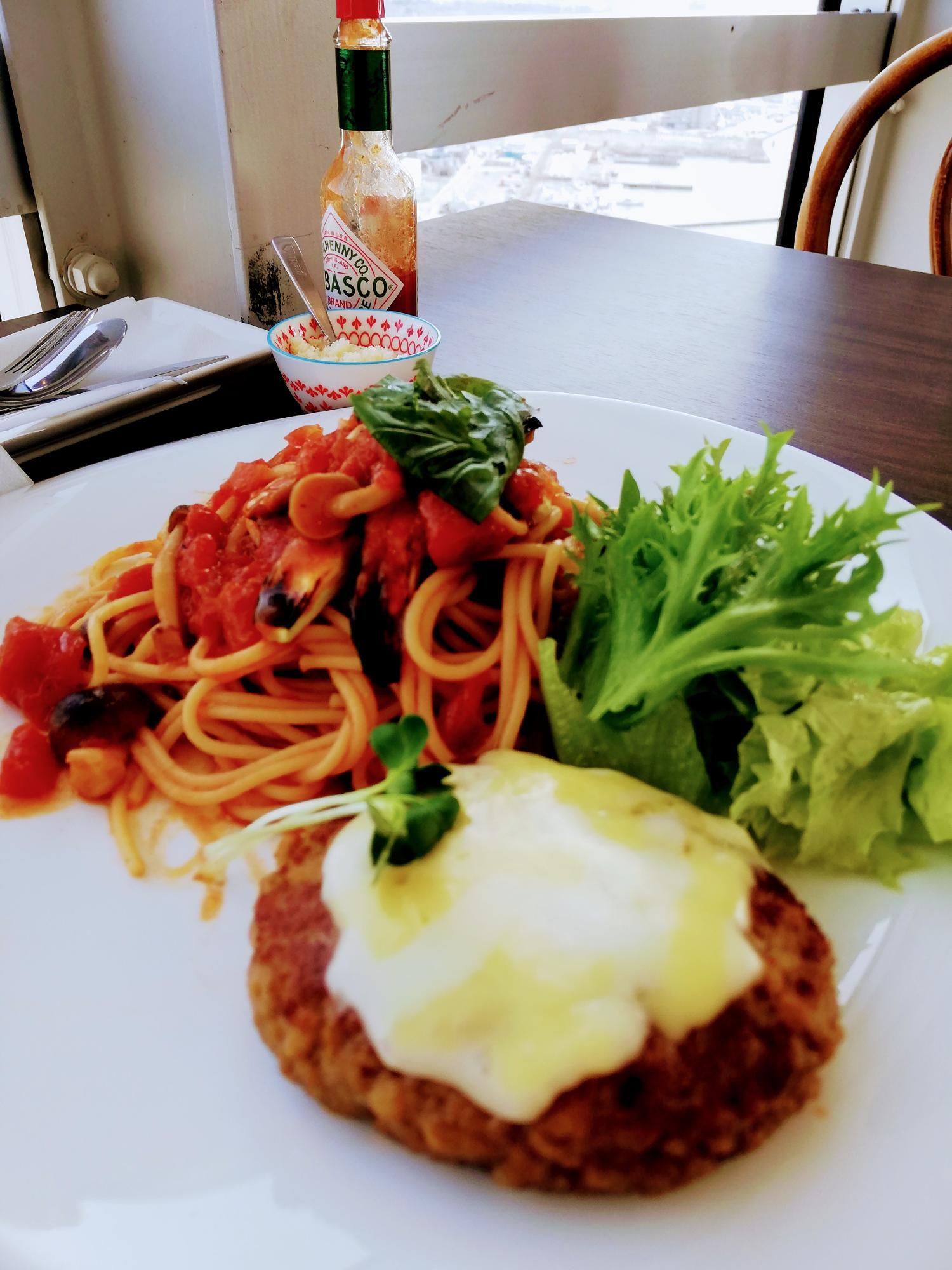 なすとトマトのスパゲティ(ハンバーグ付き)