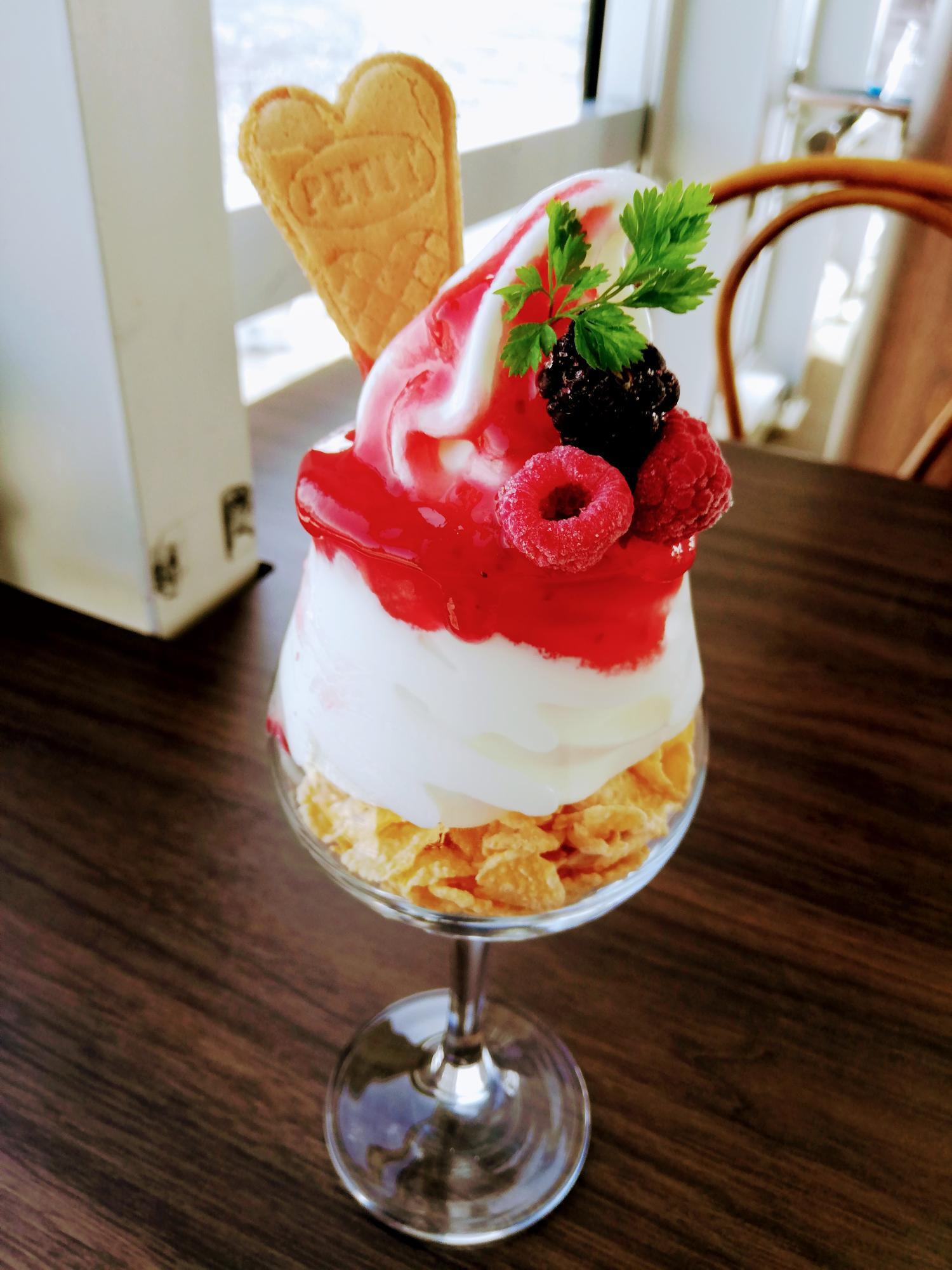 ヨーグルトベリーパフェ