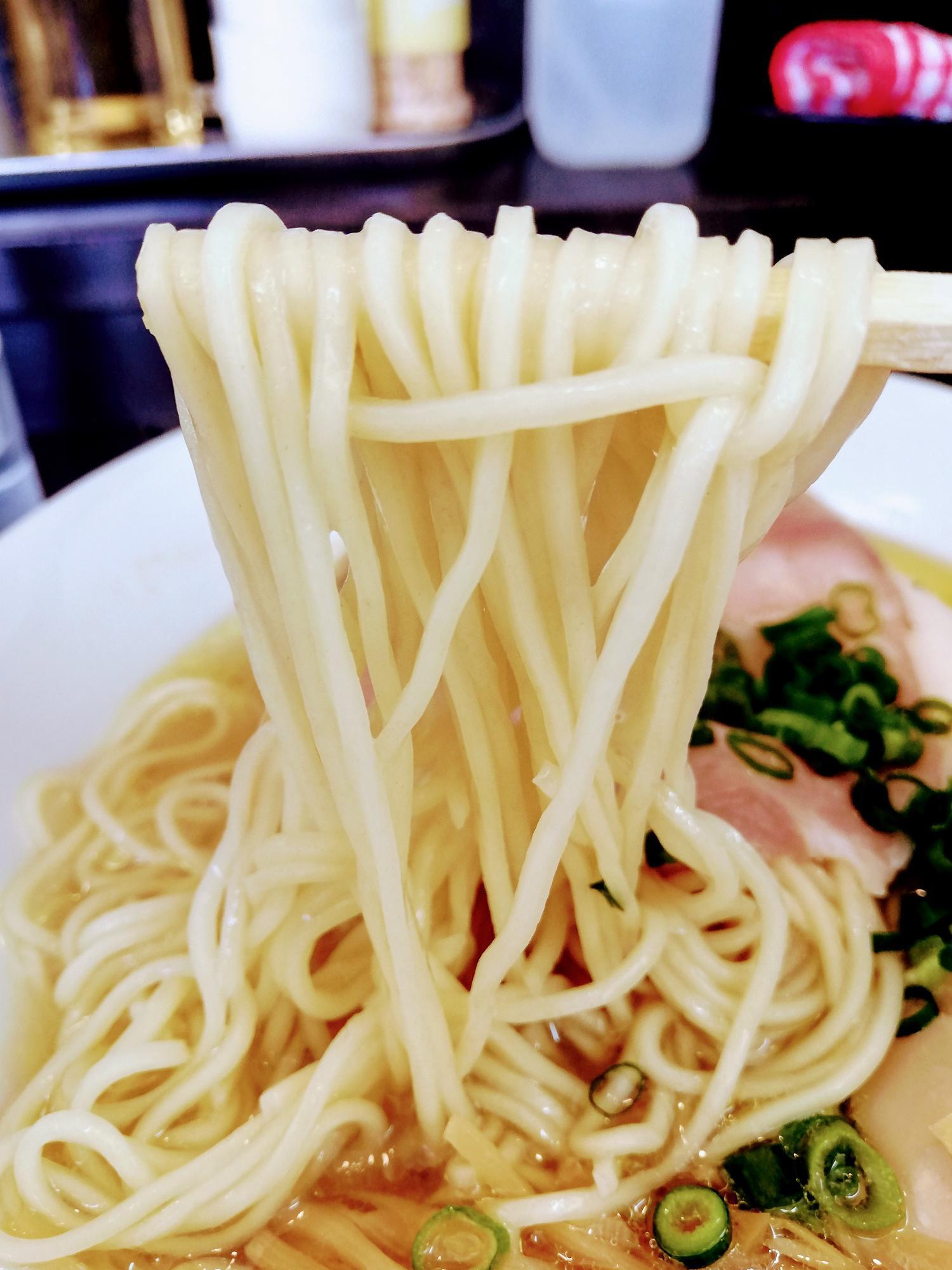 少し細めの麺