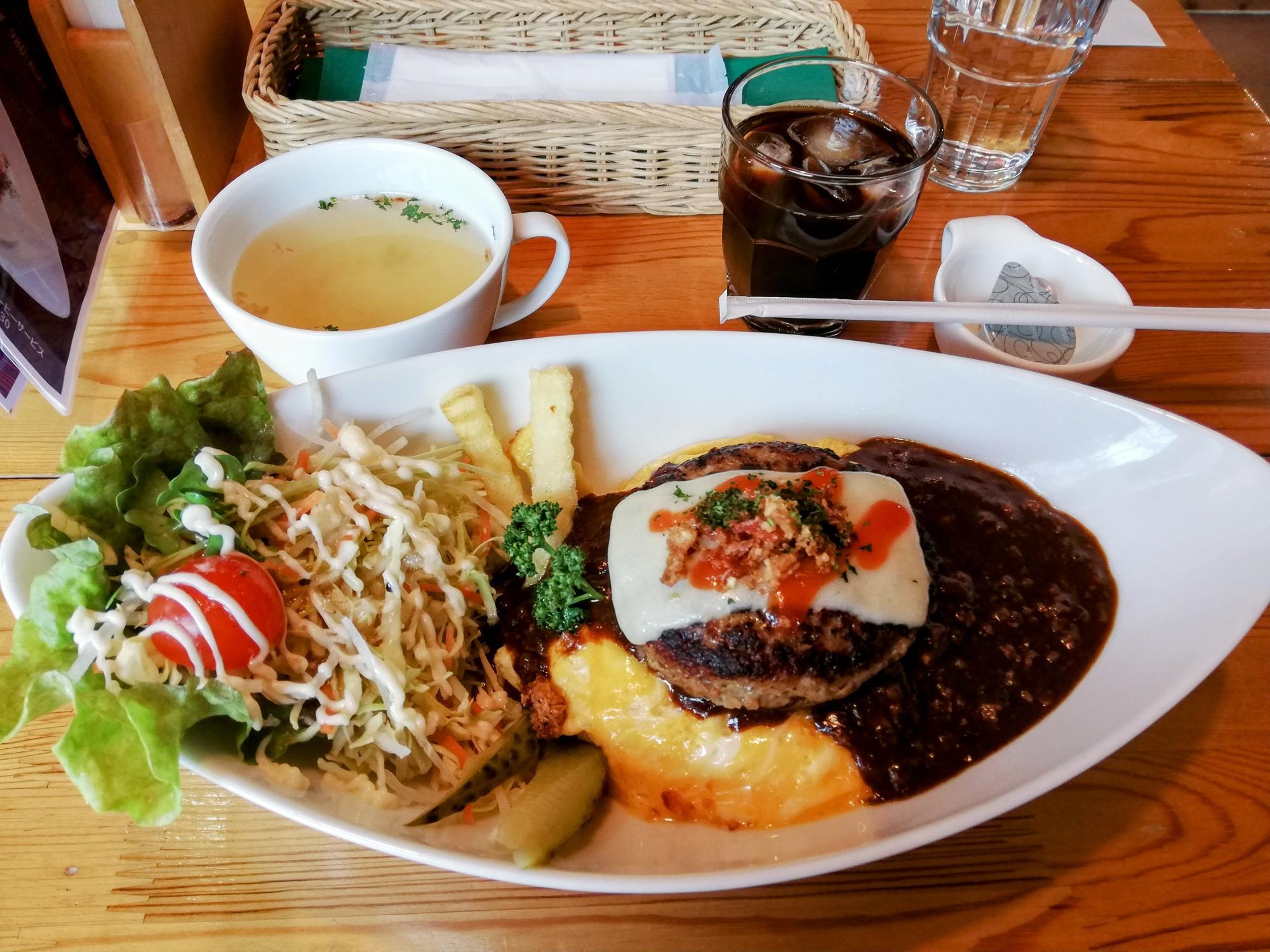 コンソメスープ付きのランチ