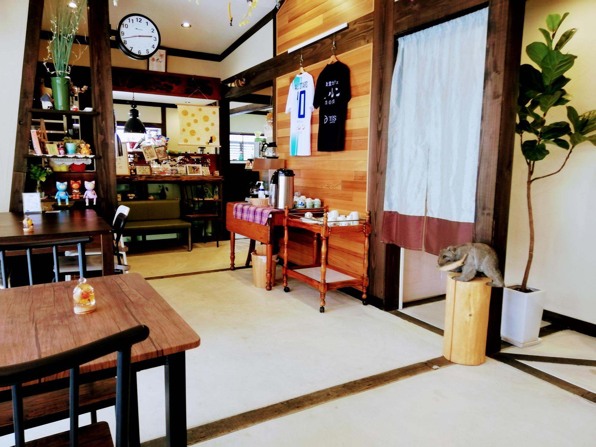 昭和レトロな雰囲気の店内