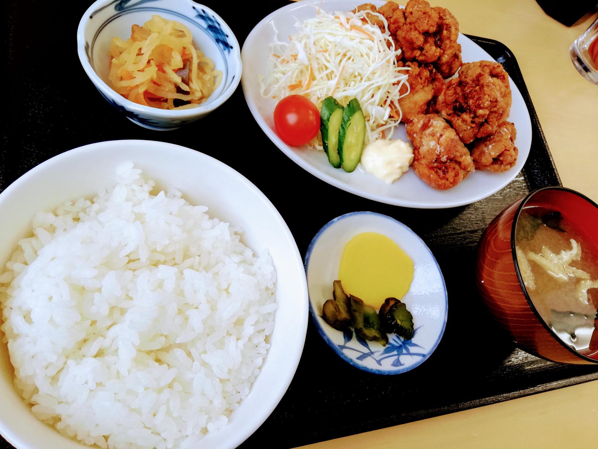 熱々のからあげ定食