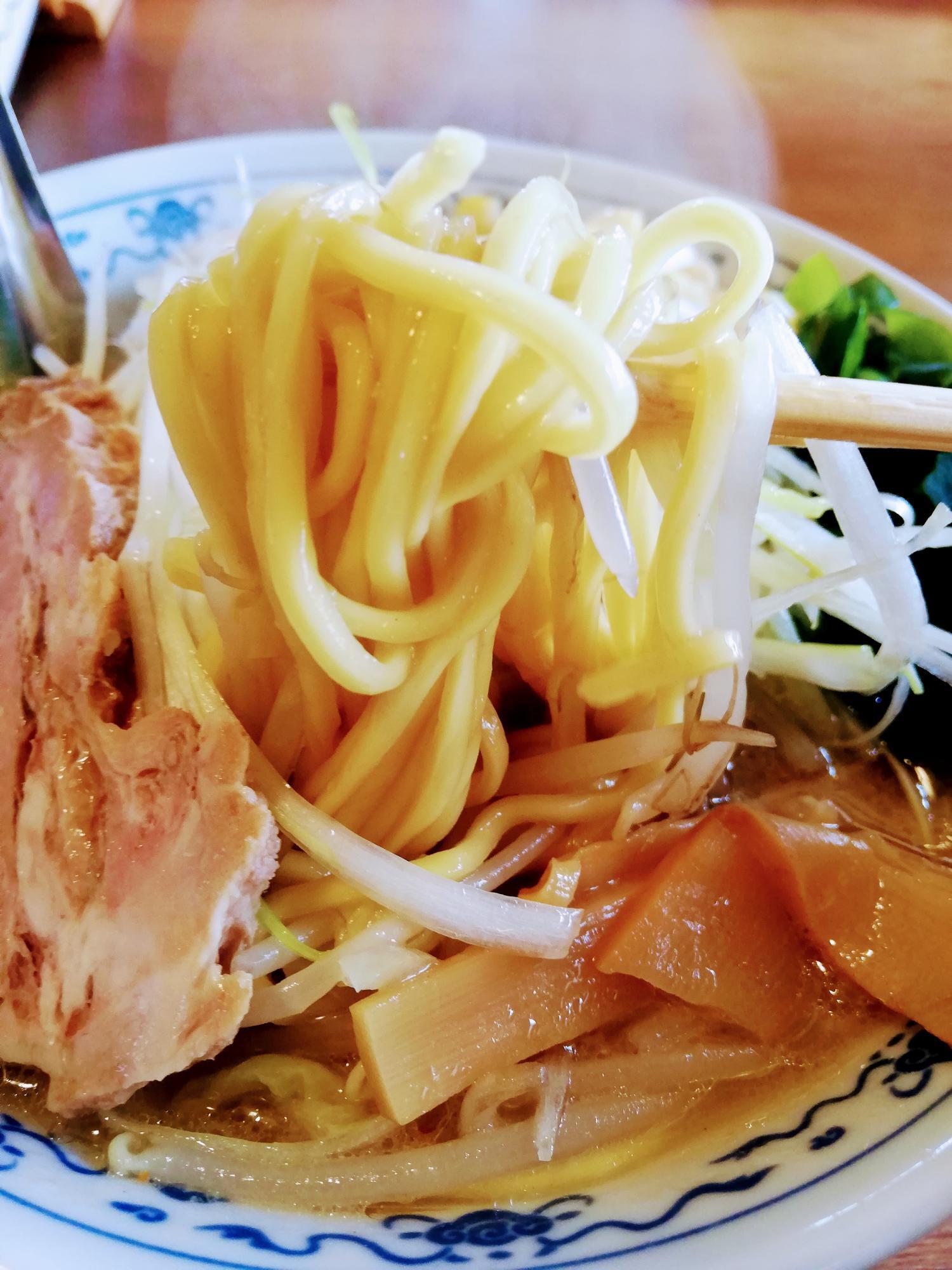 ほどよい中太麺が出てきました
