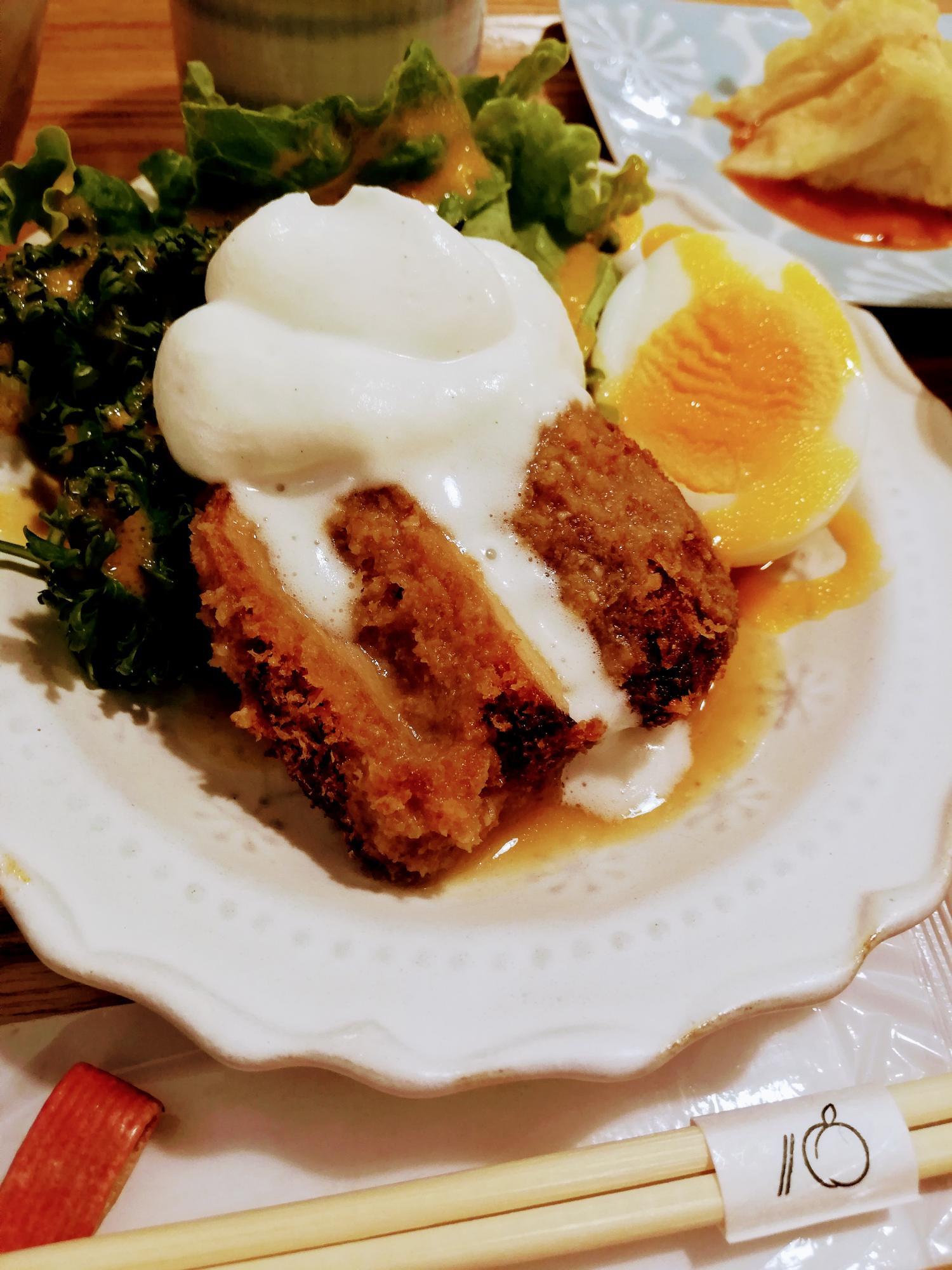 しっかりと煮込まれた豚バラの味噌煮カツ
