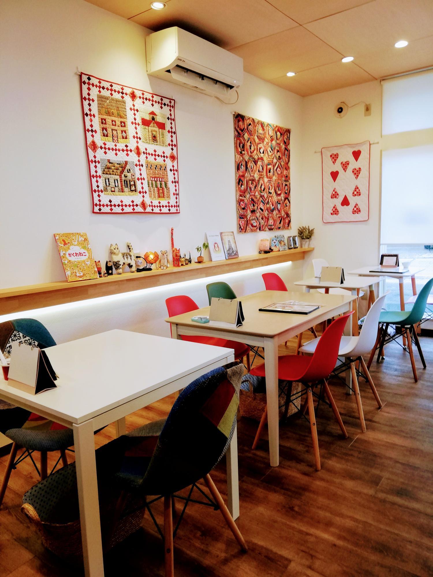 ポップな感じの店内