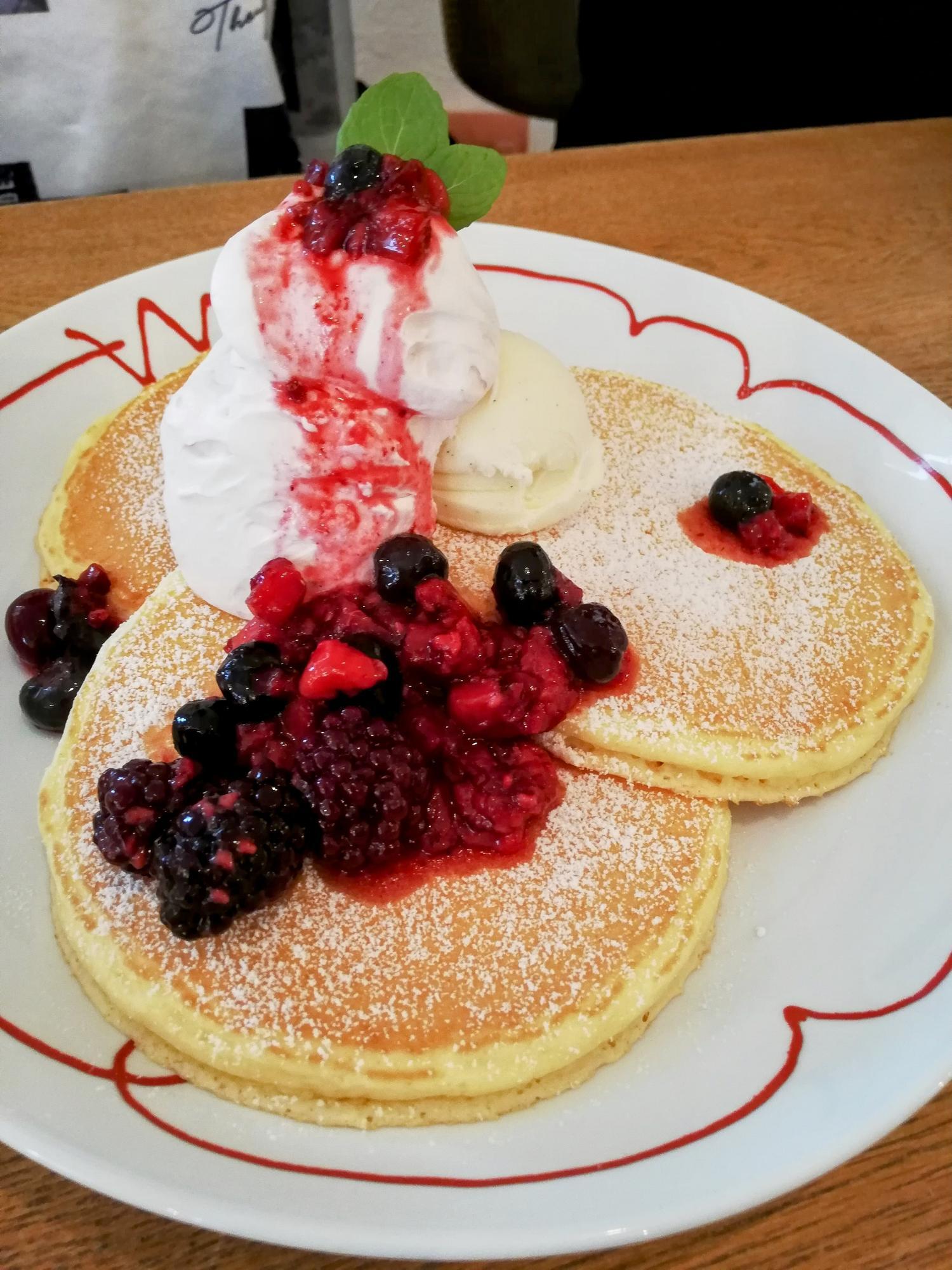 可愛らしいデザートパンケーキ