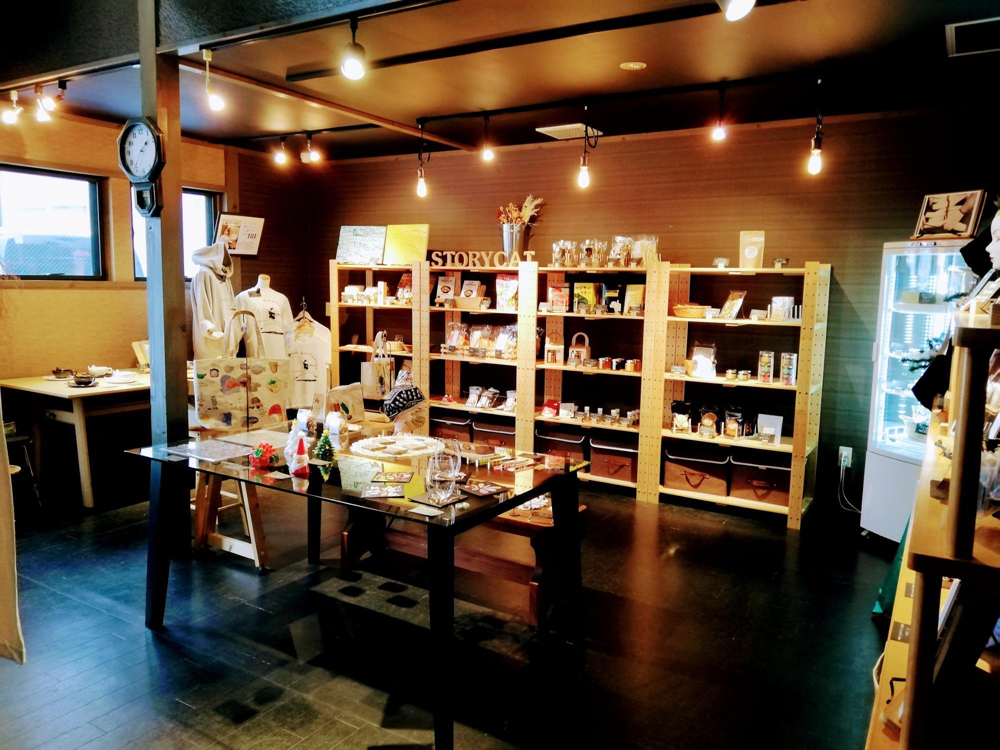 店内はライトアップされ落ち着く雰囲気です