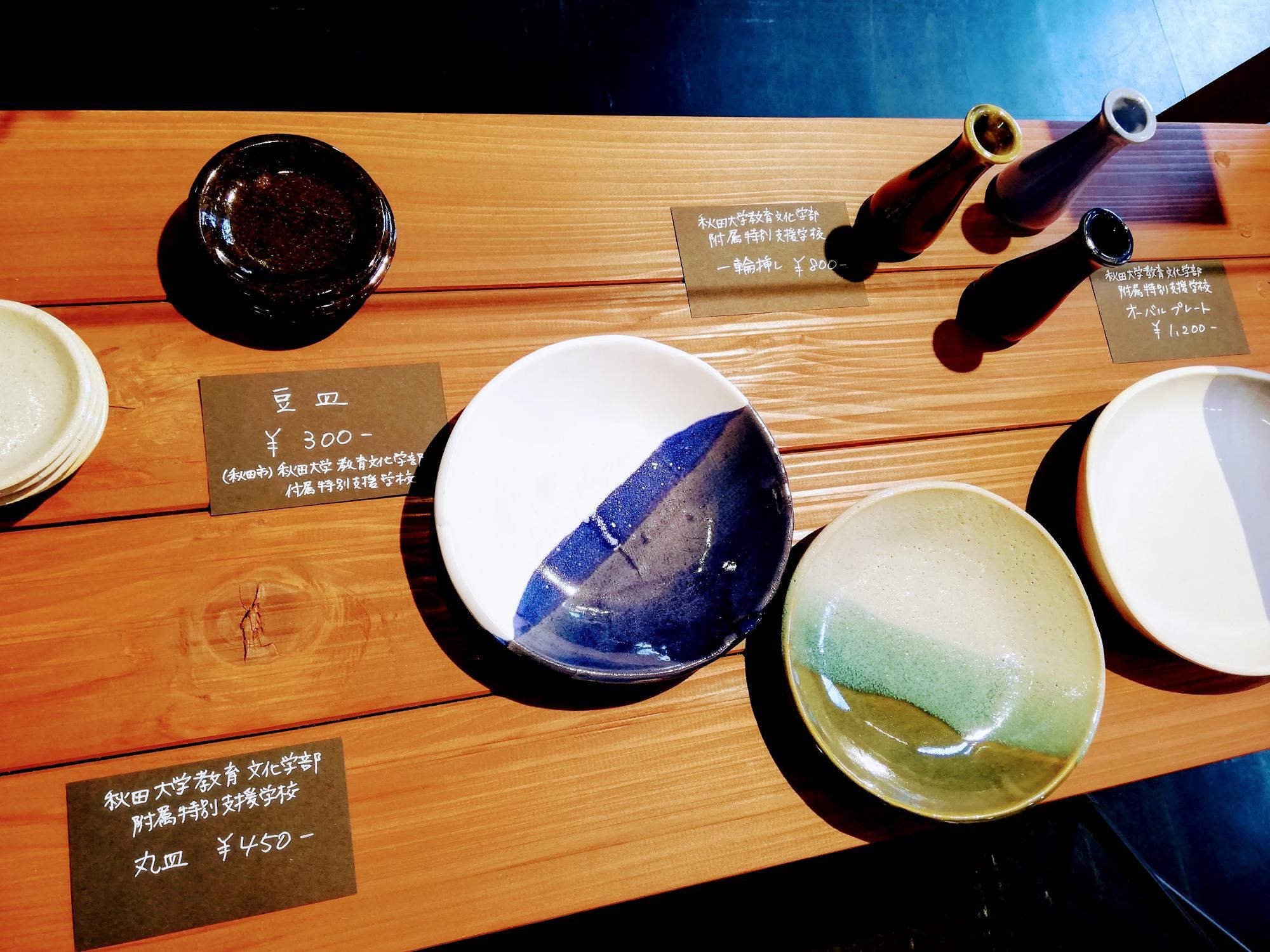 目を惹く食器類や一輪挿し