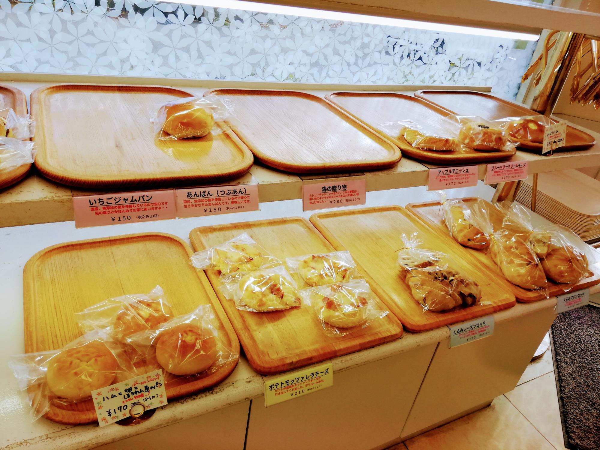 お手頃価格のパンがズラリ